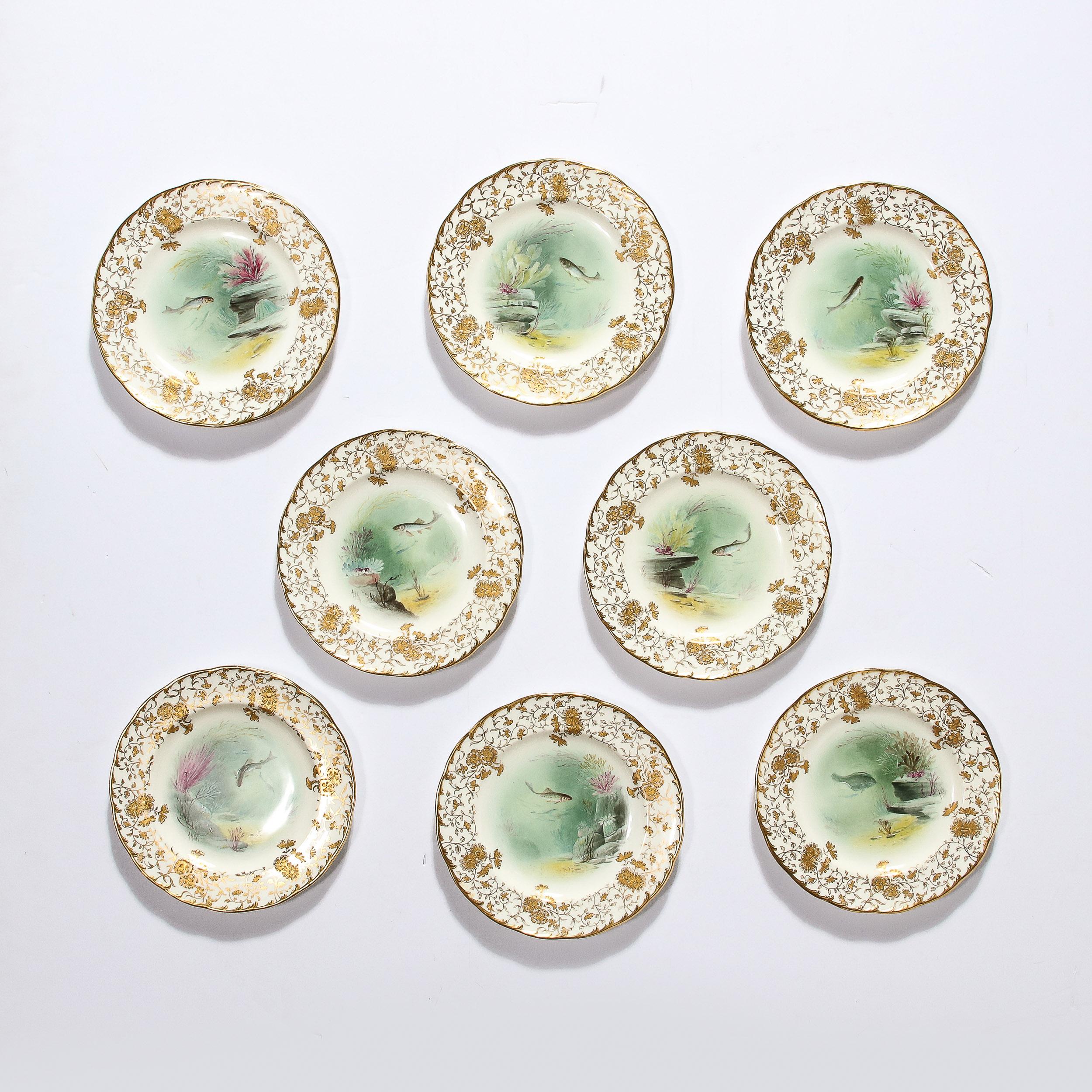 Antikes Set von acht handbemalten Minton-Tellern mit Fischdarstellungen, signiert A. Holland  (Vergoldet) im Angebot