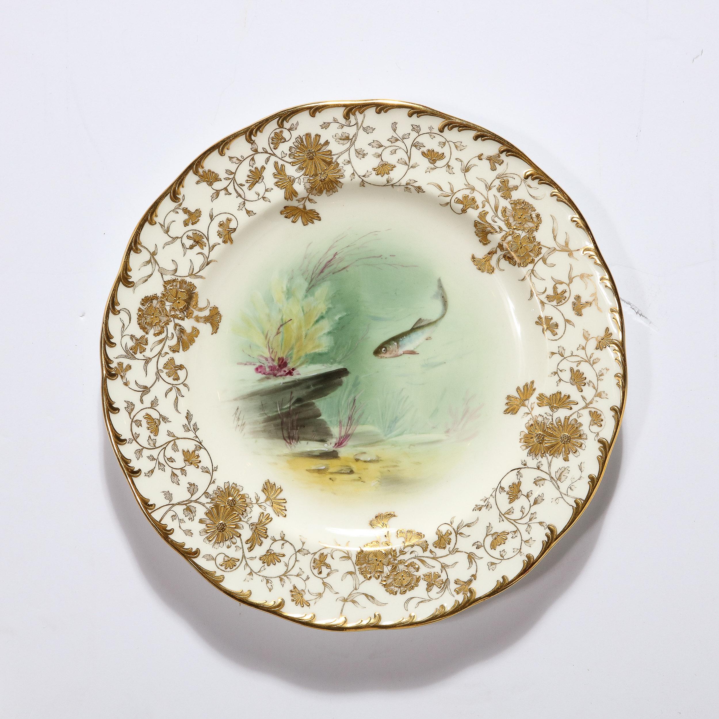 Antikes Set von acht handbemalten Minton-Tellern mit Fischdarstellungen, signiert A. Holland  (Frühes 20. Jahrhundert) im Angebot
