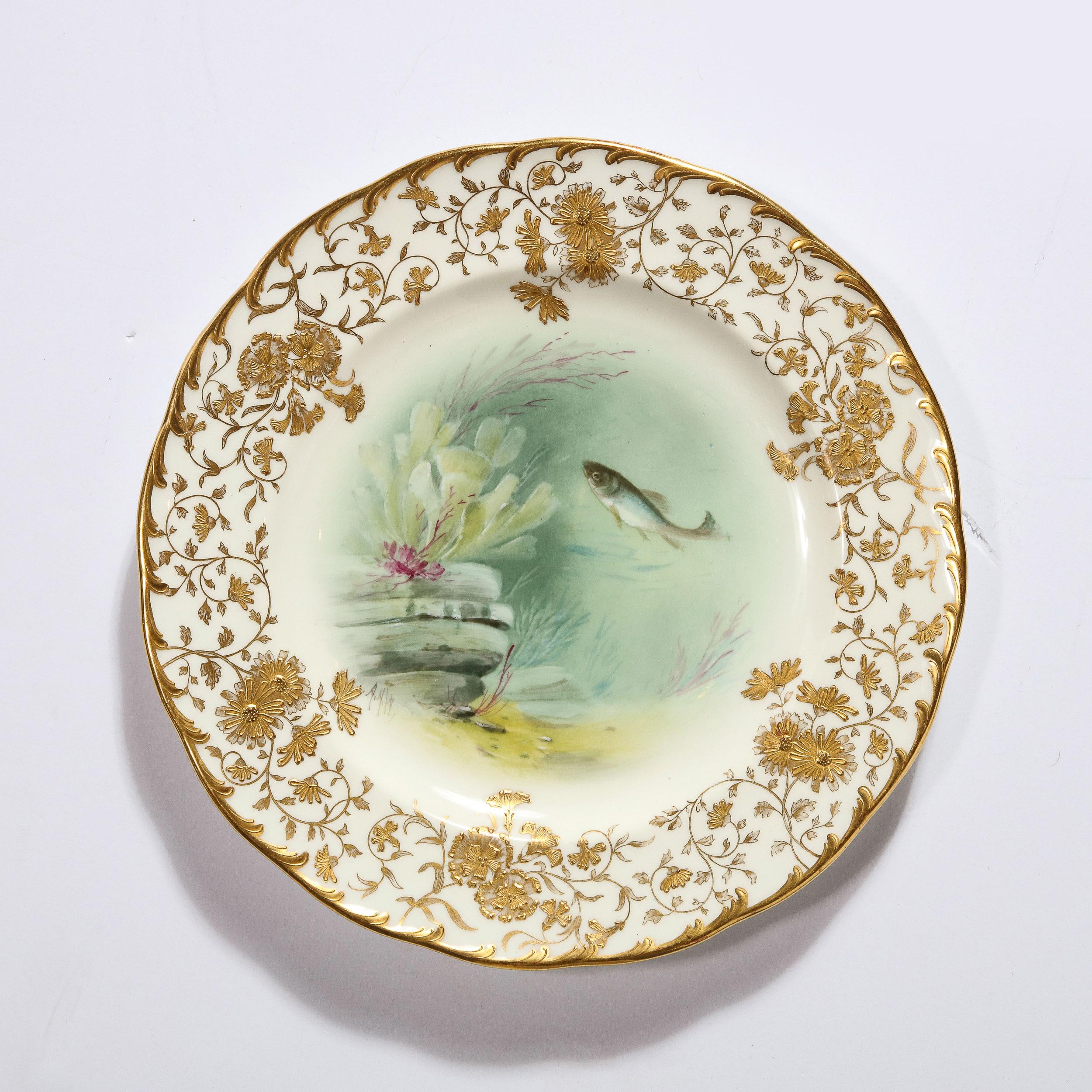 Porcelaine Ensemble ancien de huit assiettes Minton peintes à la main représentant des poissons, signées A. Holland  en vente
