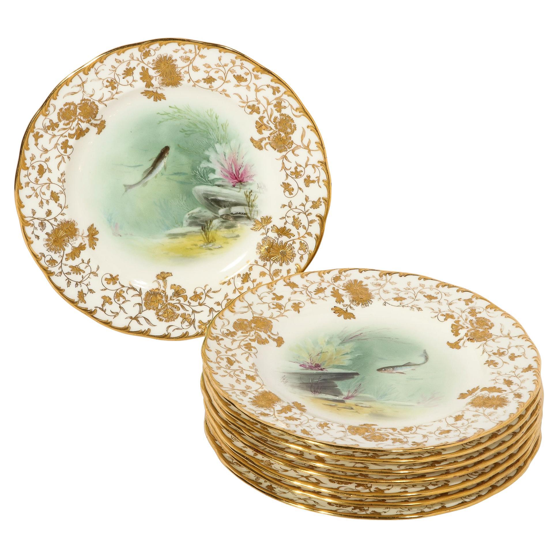 Ensemble ancien de huit assiettes Minton peintes à la main représentant des poissons, signées A. Holland