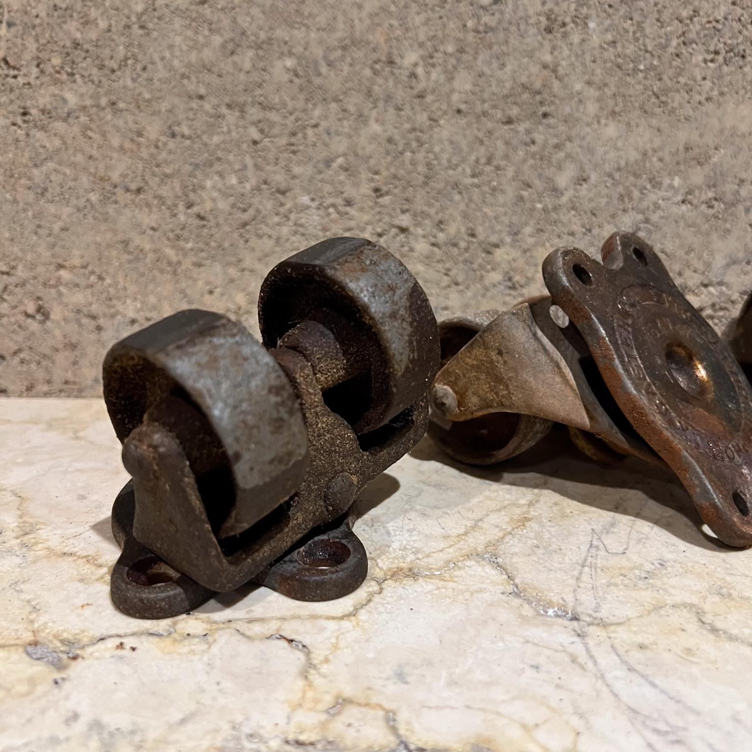 Mid-Century Modern Ensemble ancien de quatre roues en fonte Phoenix Caster Co en vente