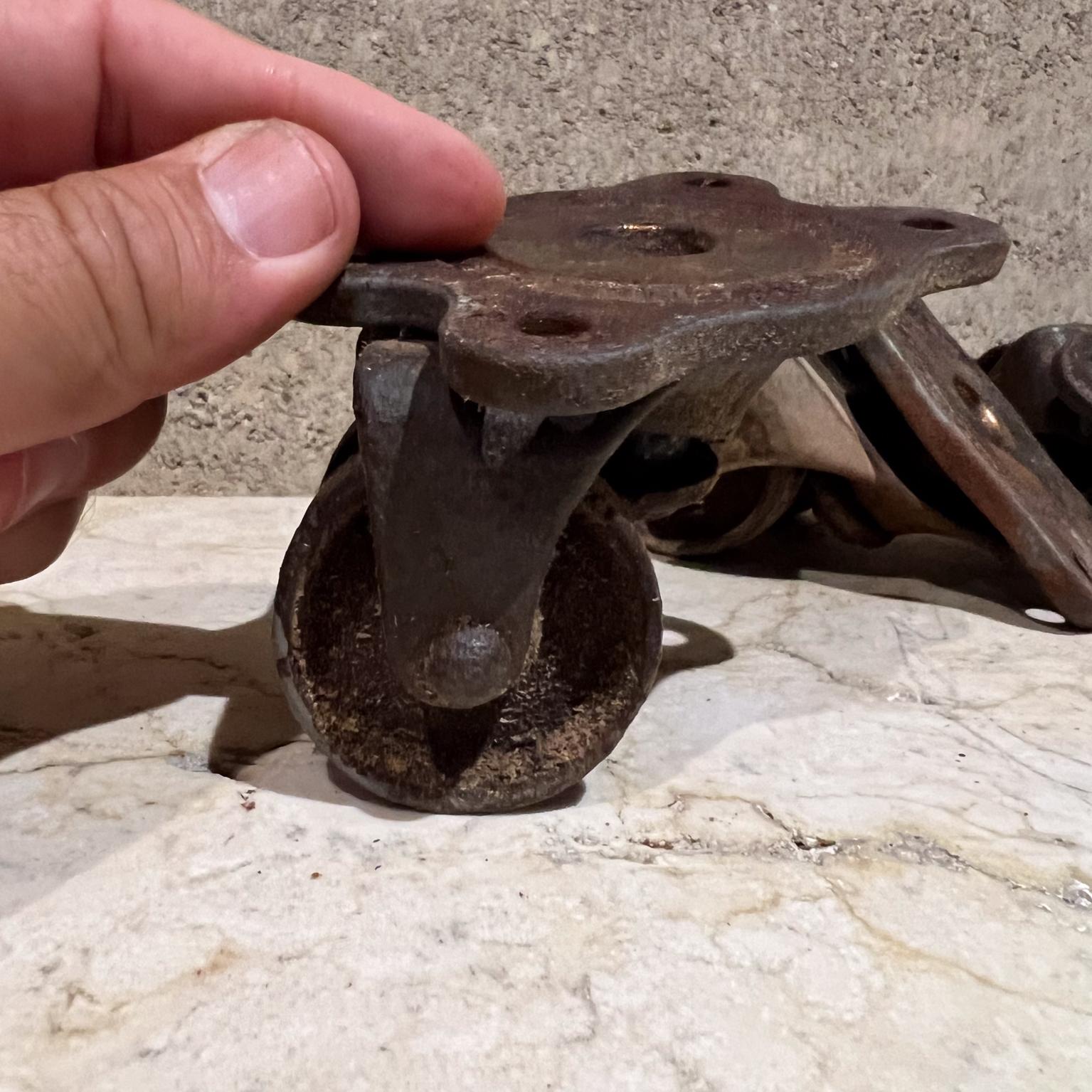 Ensemble ancien de quatre roues en fonte Phoenix Caster Co État moyen - En vente à Chula Vista, CA