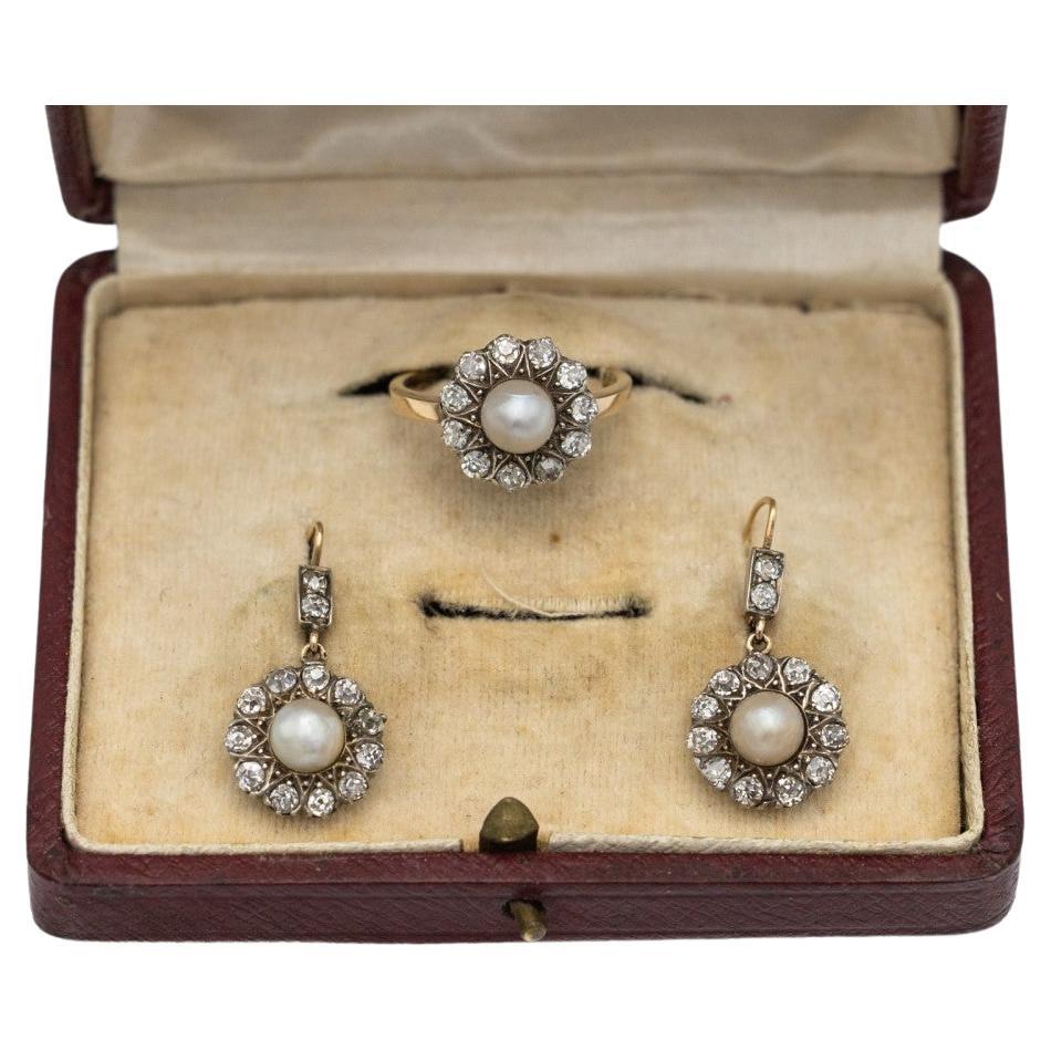 Antiker gefasster Goldring und Ohrringe mit Diamanten und Naturperlen. im Angebot