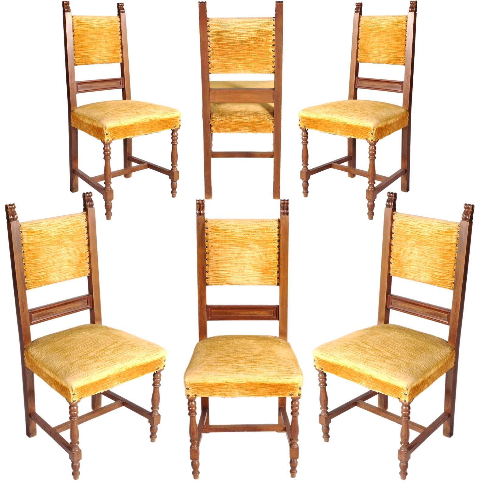 Sturdy carved structure with turned front legs, original seat padding and back with springs and straps of the era, yellow sanitized velvet upholstery in fair condition still usable. Structural rigidity typical of the Renaissance style.
We can