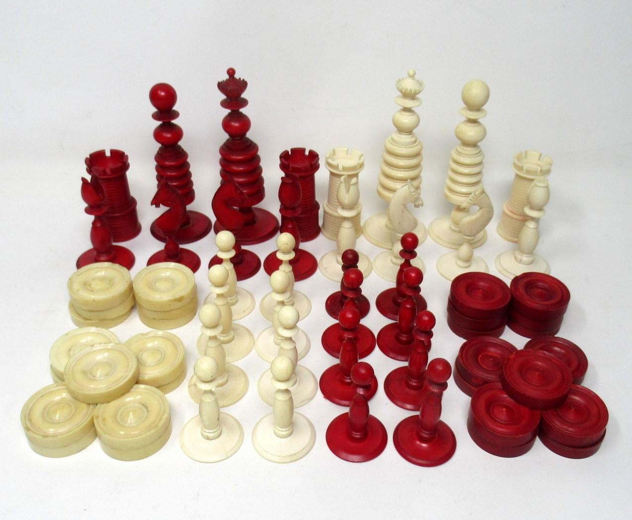 A very substantial and complete set of hand carved Chinese Export Jacques style Barleycorn pattern bone chess set, together with a set of Draught pieces, first half of the 19th century. 

Both sets comprising opposite pieces in natural and
