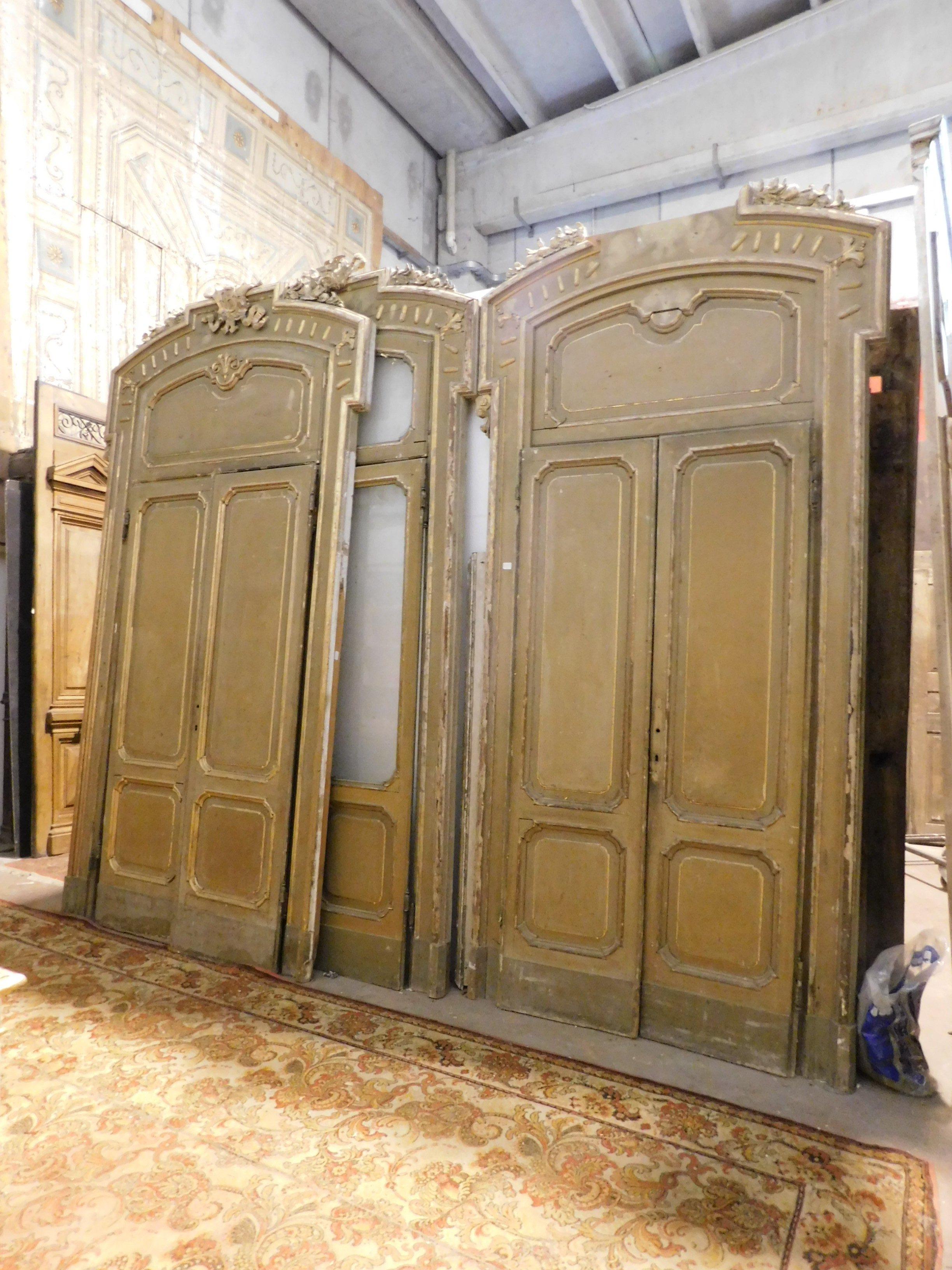 Ancient sets of n. 4 gilded lacquered doors, composed of two glass doors and two doors with paneling, beautiful and elegant, with charm of the old Milan Italian.
They come from an aristocratic villa from the 1800s, with an original frame and