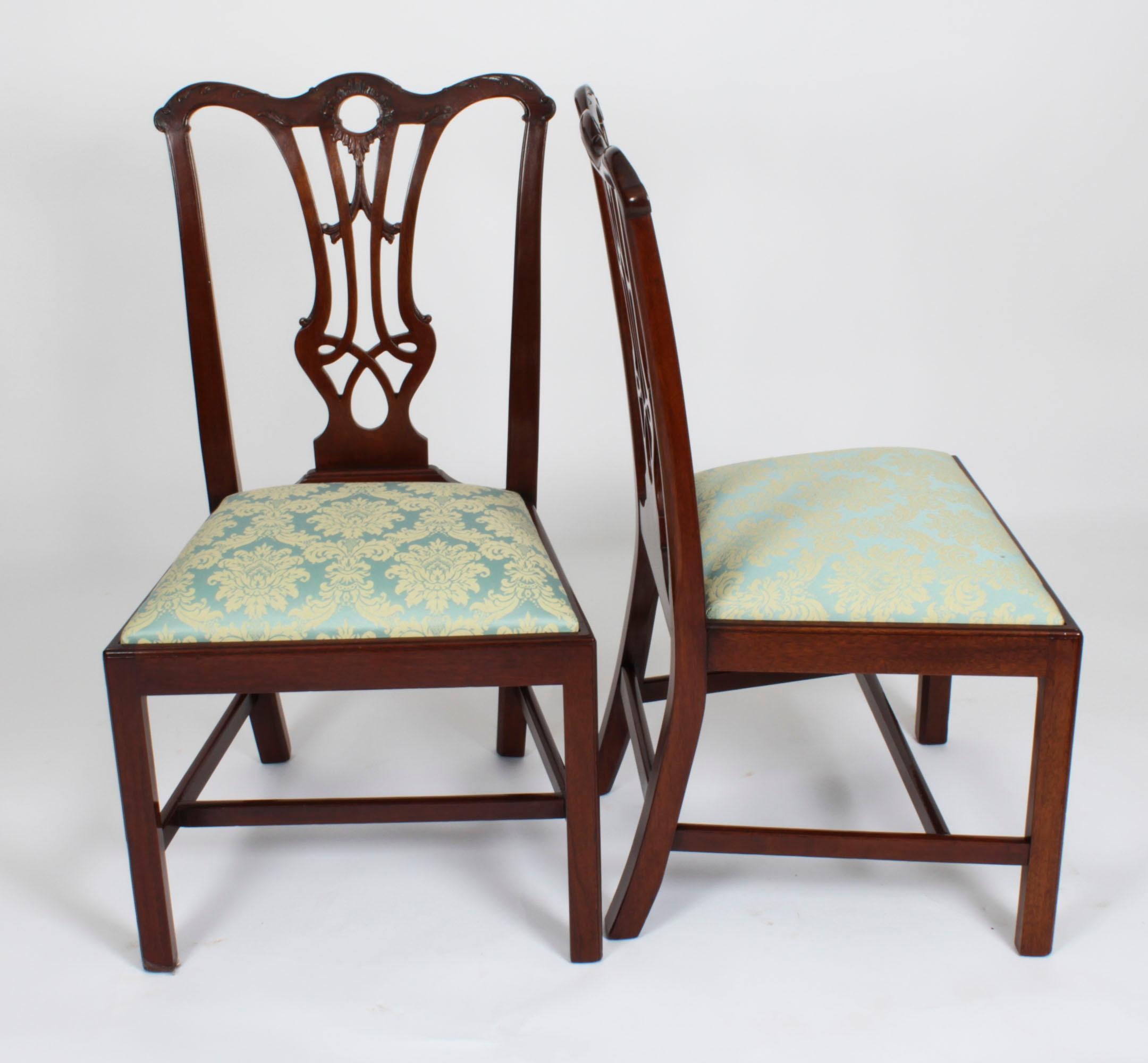Un bellissimo set antico di dieci sedie da pranzo Chippendale Revival in mogano, composto da otto sedie laterali e due poltrone, datato Circa 1880.

Sono stati realizzati in mogano massiccio intagliato a mano con sedute a ribalta rivestite in