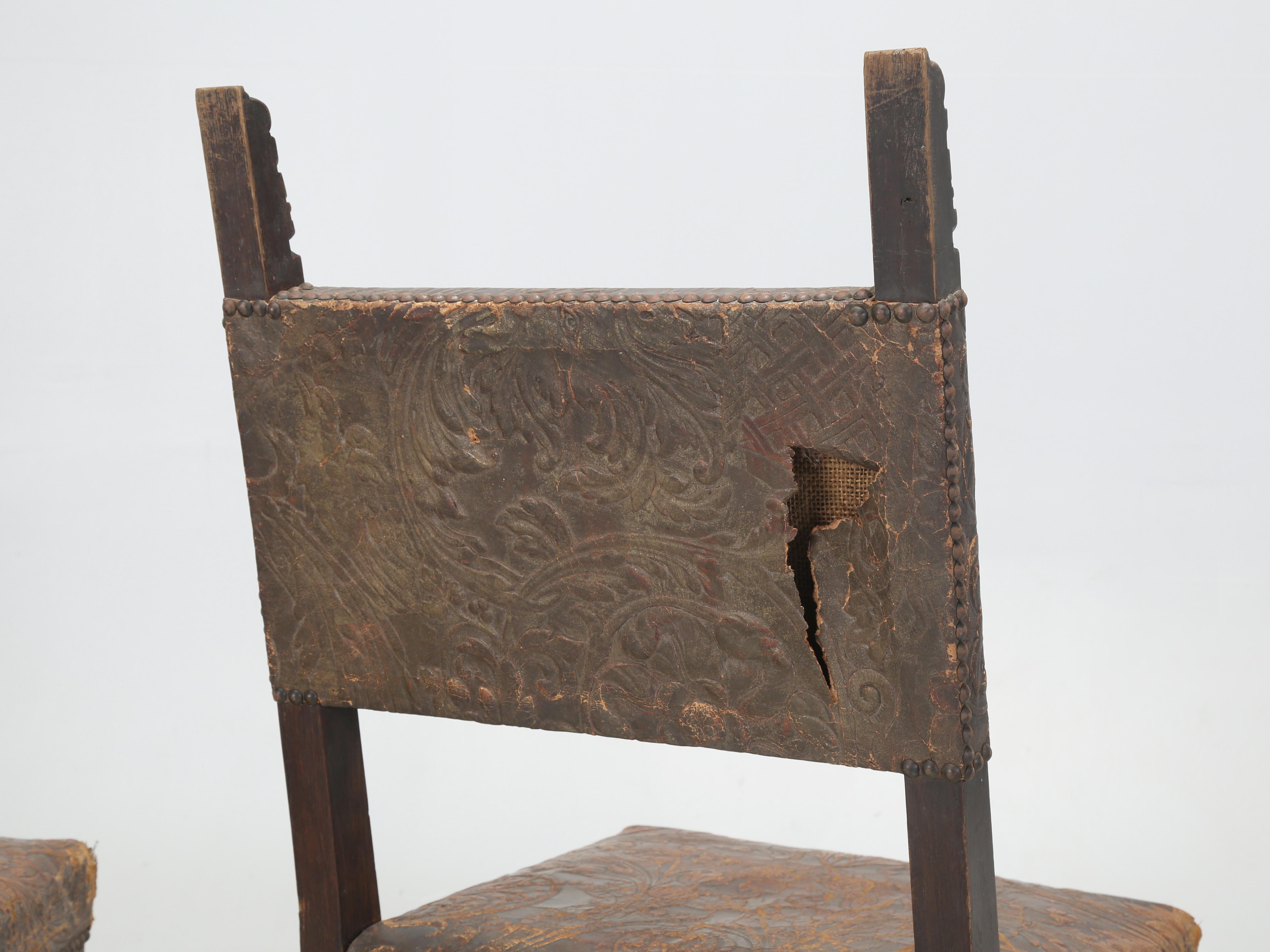 Antiker Satz (10) spanischer Esszimmerstühle aus bearbeitetem Leder, restauriert im Angebot 4