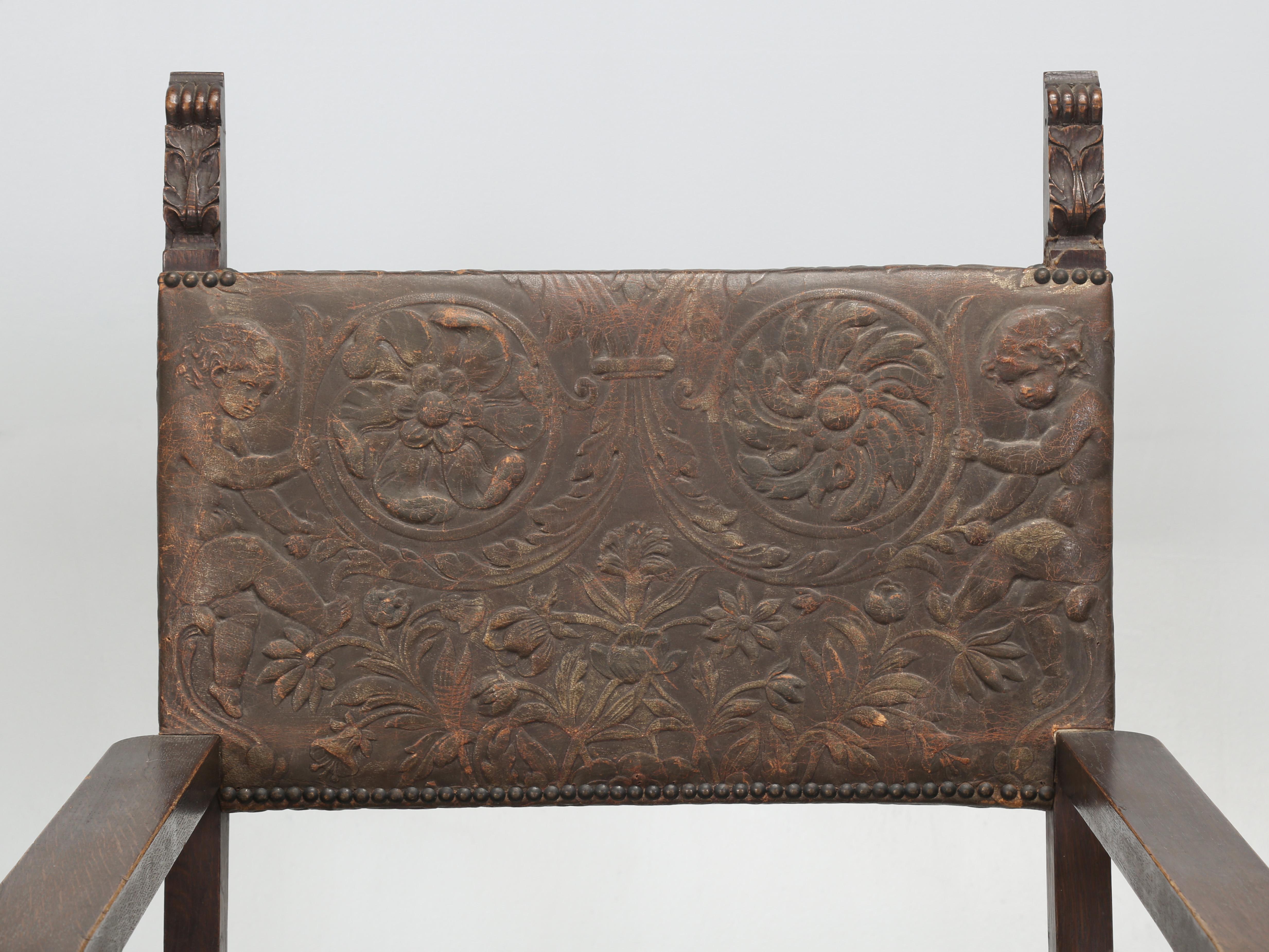 Antiker Satz (10) spanischer Esszimmerstühle aus bearbeitetem Leder, restauriert im Angebot 6