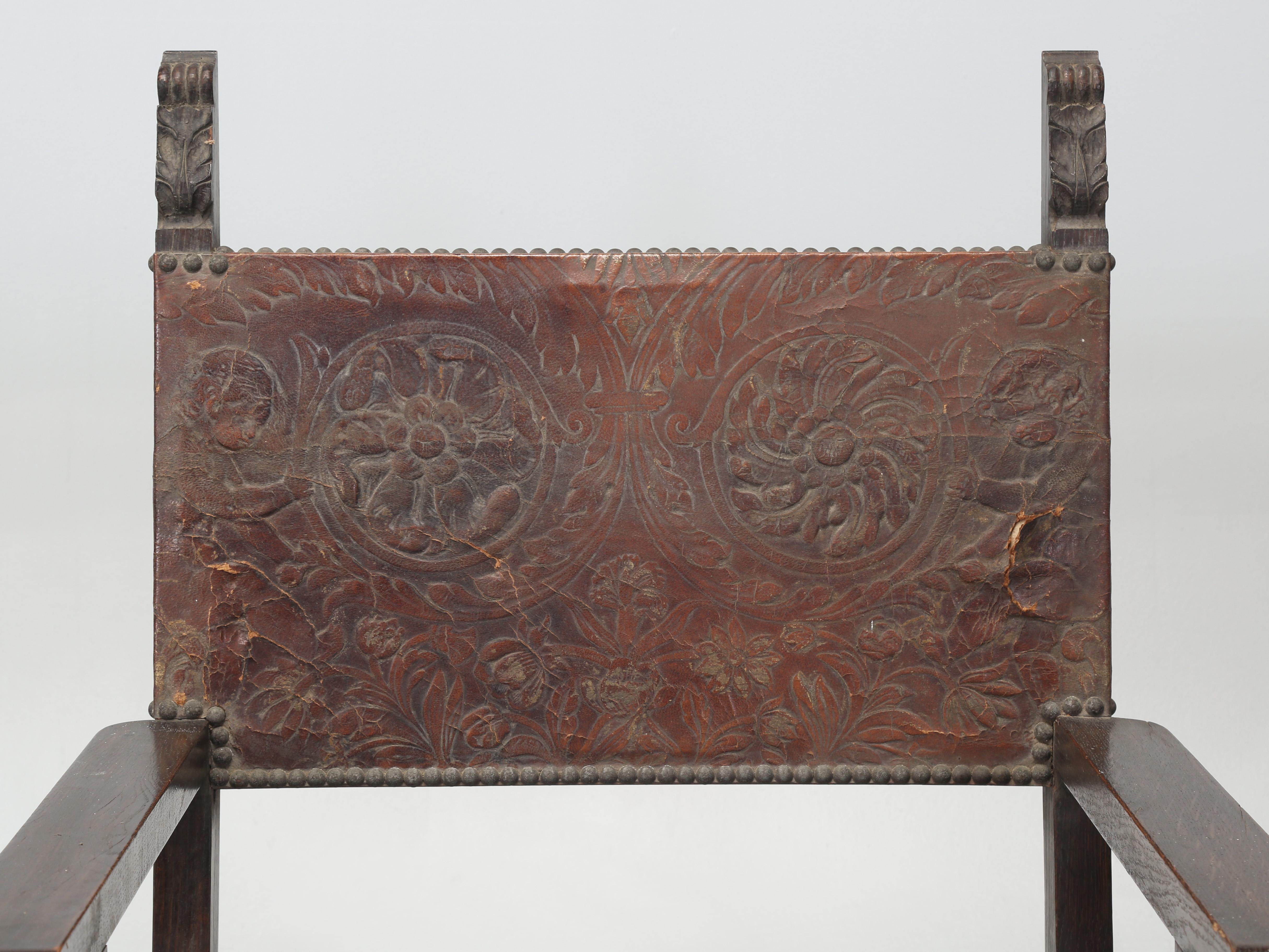 Antiker Satz (10) spanischer Esszimmerstühle aus bearbeitetem Leder, restauriert im Angebot 7