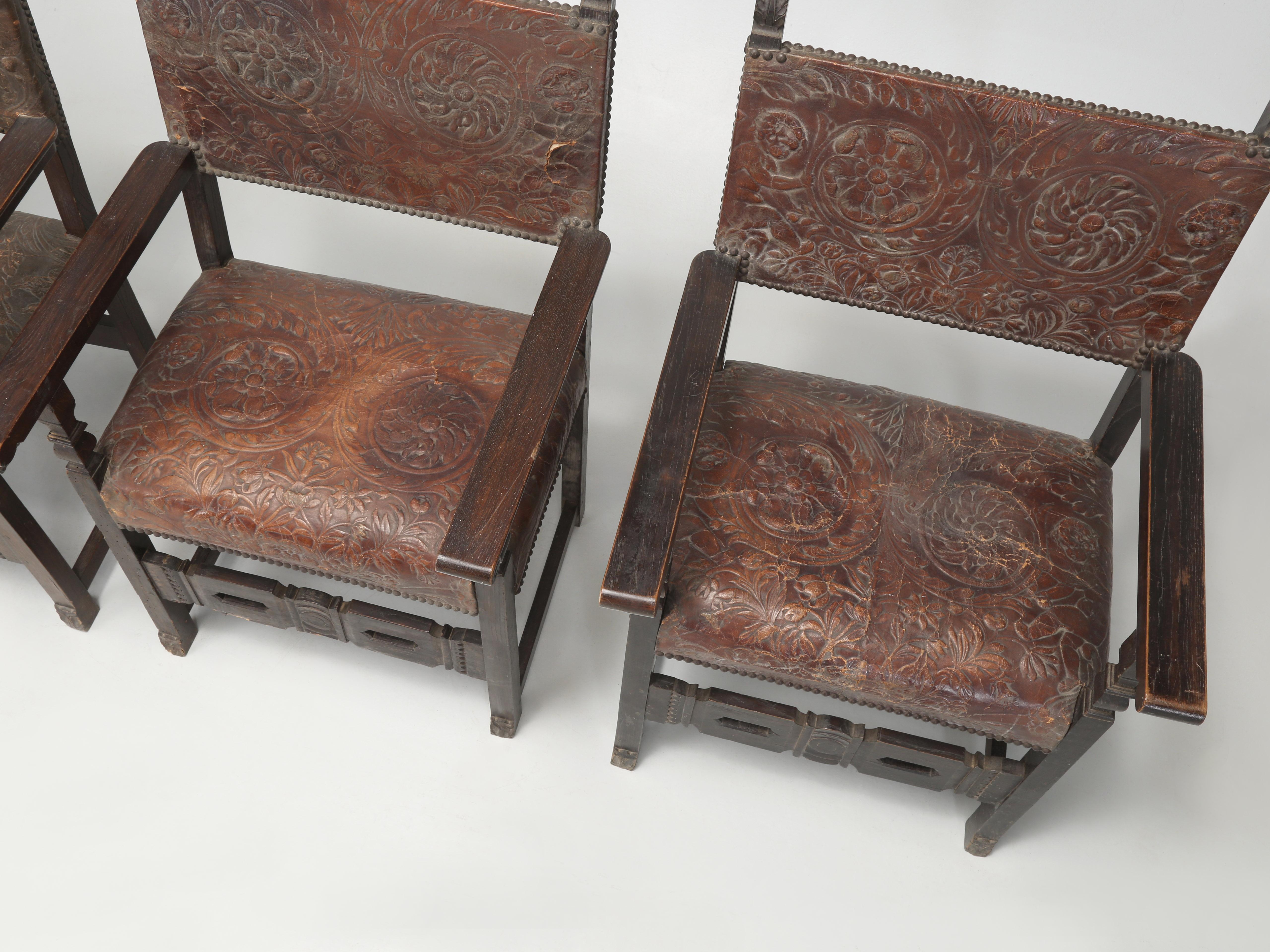 Antiker Satz (10) spanischer Esszimmerstühle aus bearbeitetem Leder, restauriert im Angebot 9
