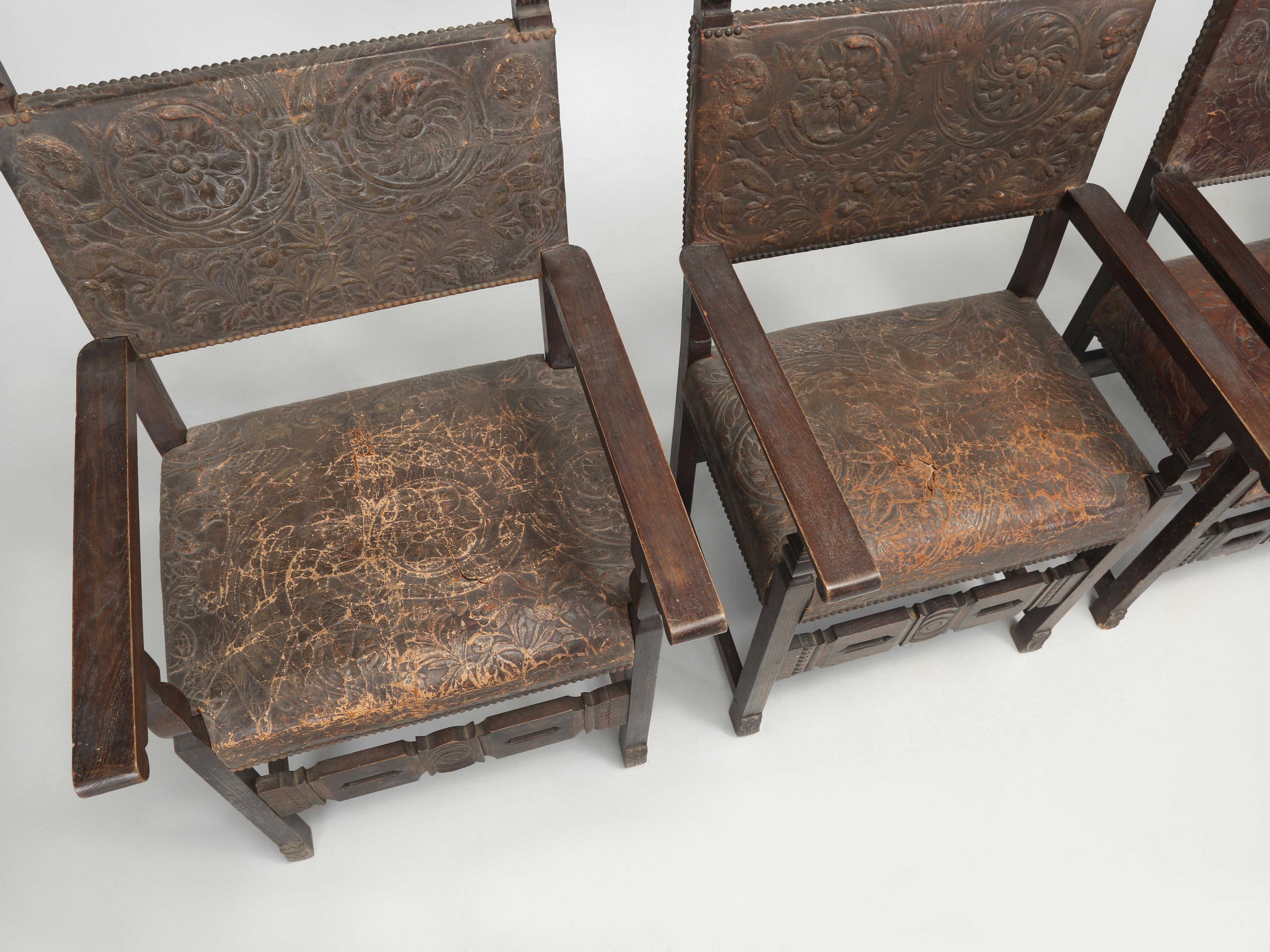 Antiker Satz (10) spanischer Esszimmerstühle aus bearbeitetem Leder, restauriert im Angebot 10