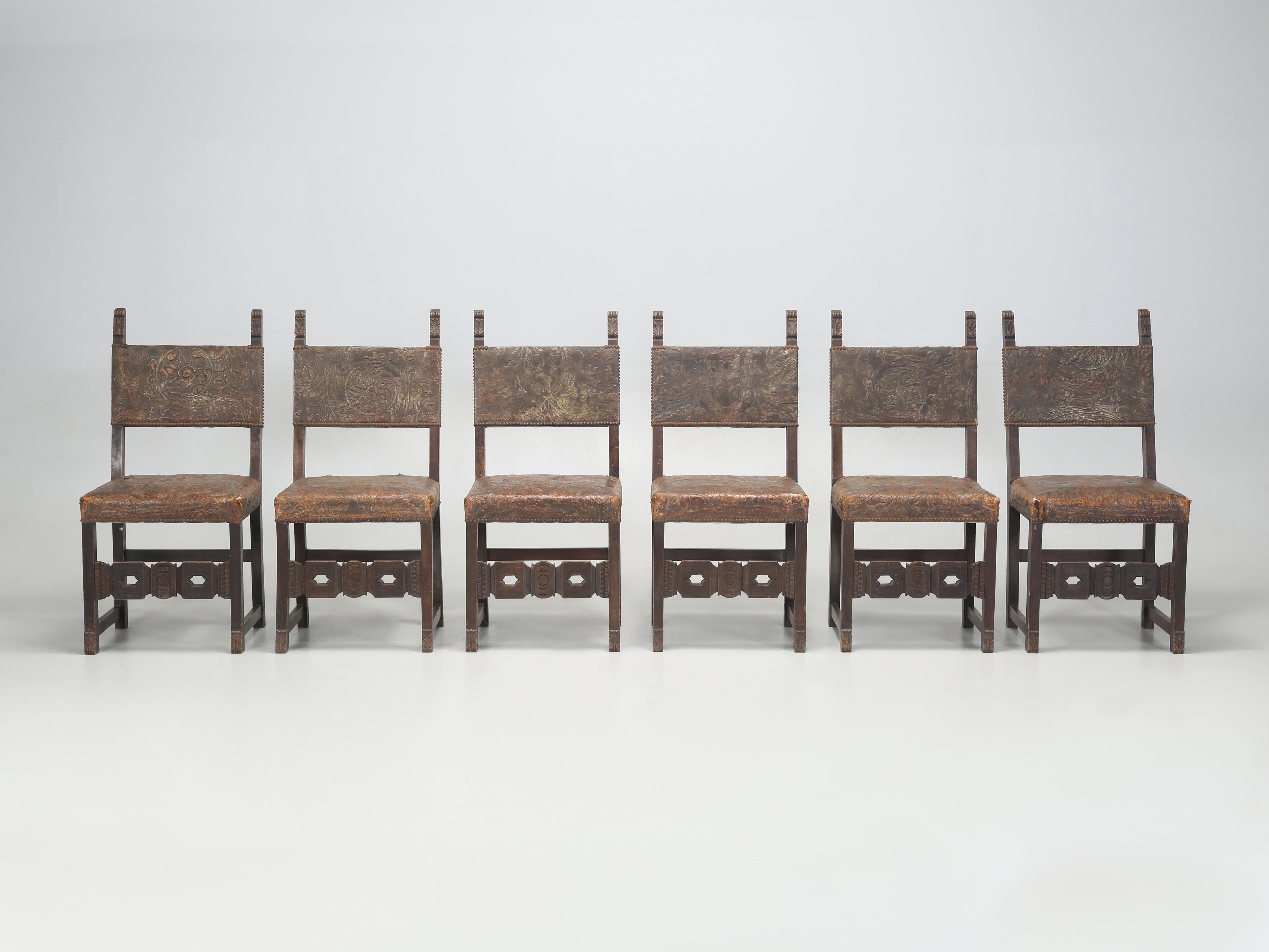 Antiker Satz (10) spanischer Esszimmerstühle mit Polsterung aus genarbtem Leder, der restauriert werden muss. Es gibt (4) Sessel und (6) Beistellstühle, und wenn man genau hinsieht, scheint es, dass das genarbte Leder bei der ersten Herstellung vor