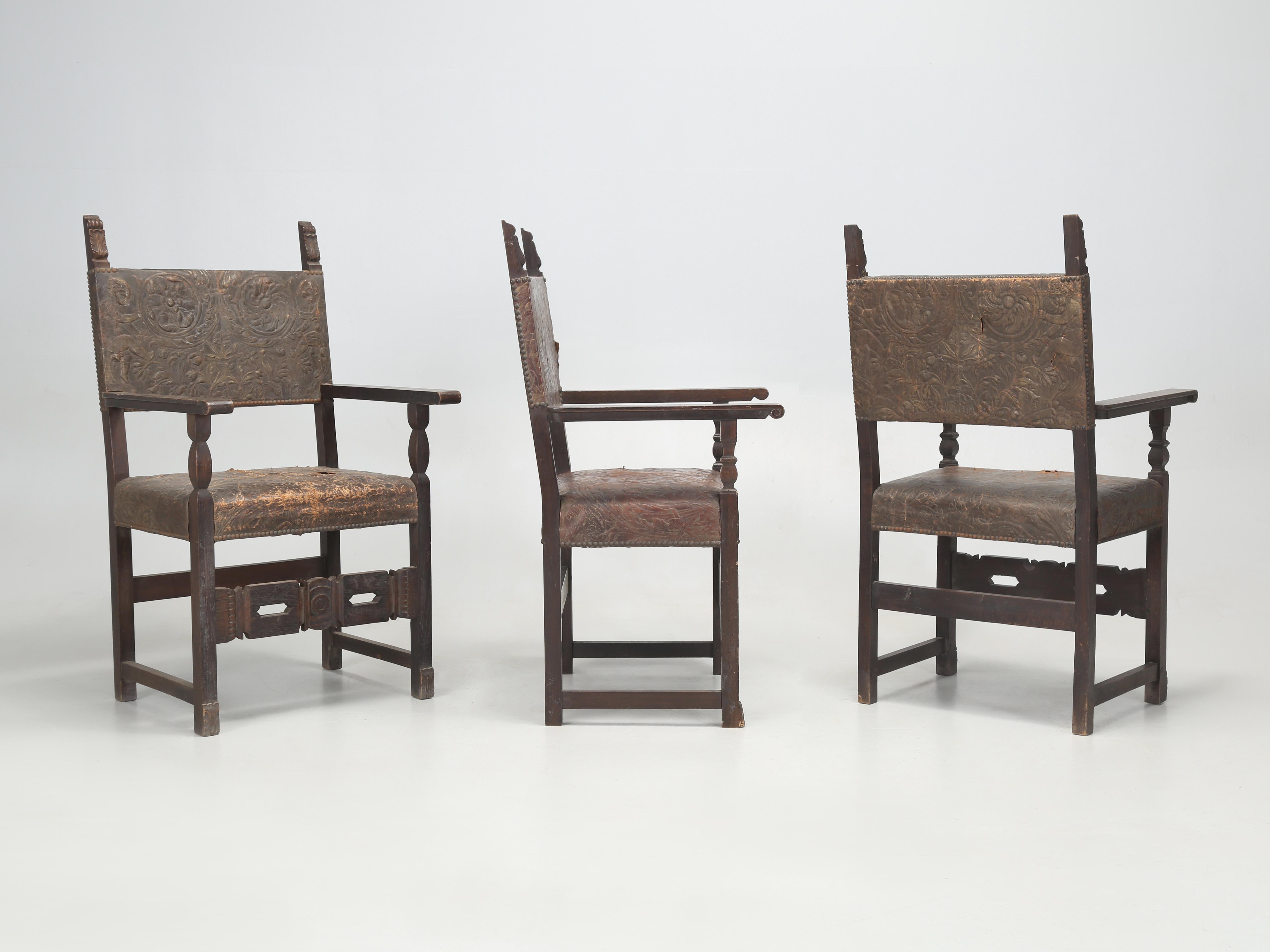 Antiker Satz (10) spanischer Esszimmerstühle aus bearbeitetem Leder, restauriert im Angebot 13