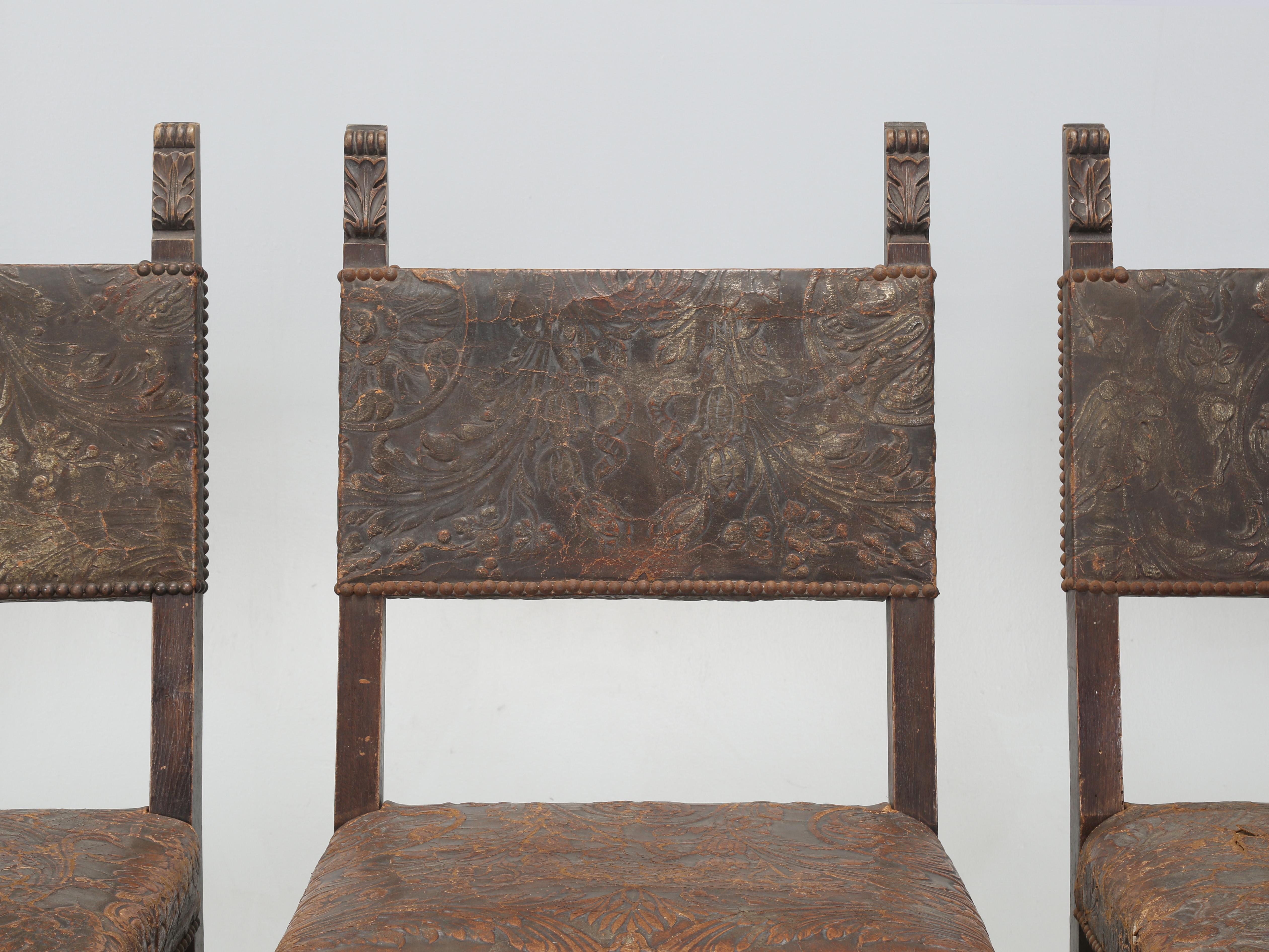 Antiker Satz (10) spanischer Esszimmerstühle aus bearbeitetem Leder, restauriert (Land) im Angebot
