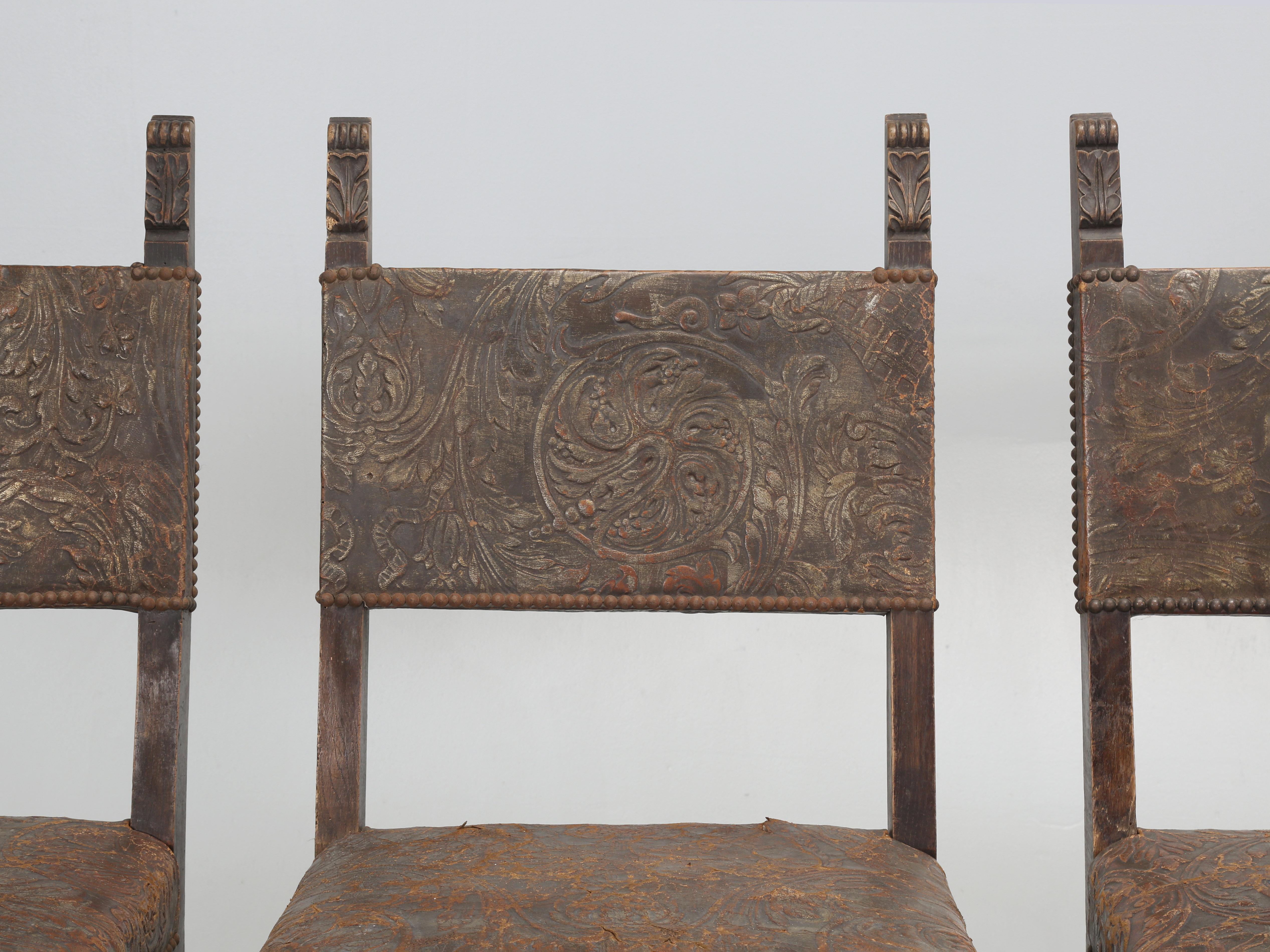 Antiker Satz (10) spanischer Esszimmerstühle aus bearbeitetem Leder, restauriert (Spanisch) im Angebot
