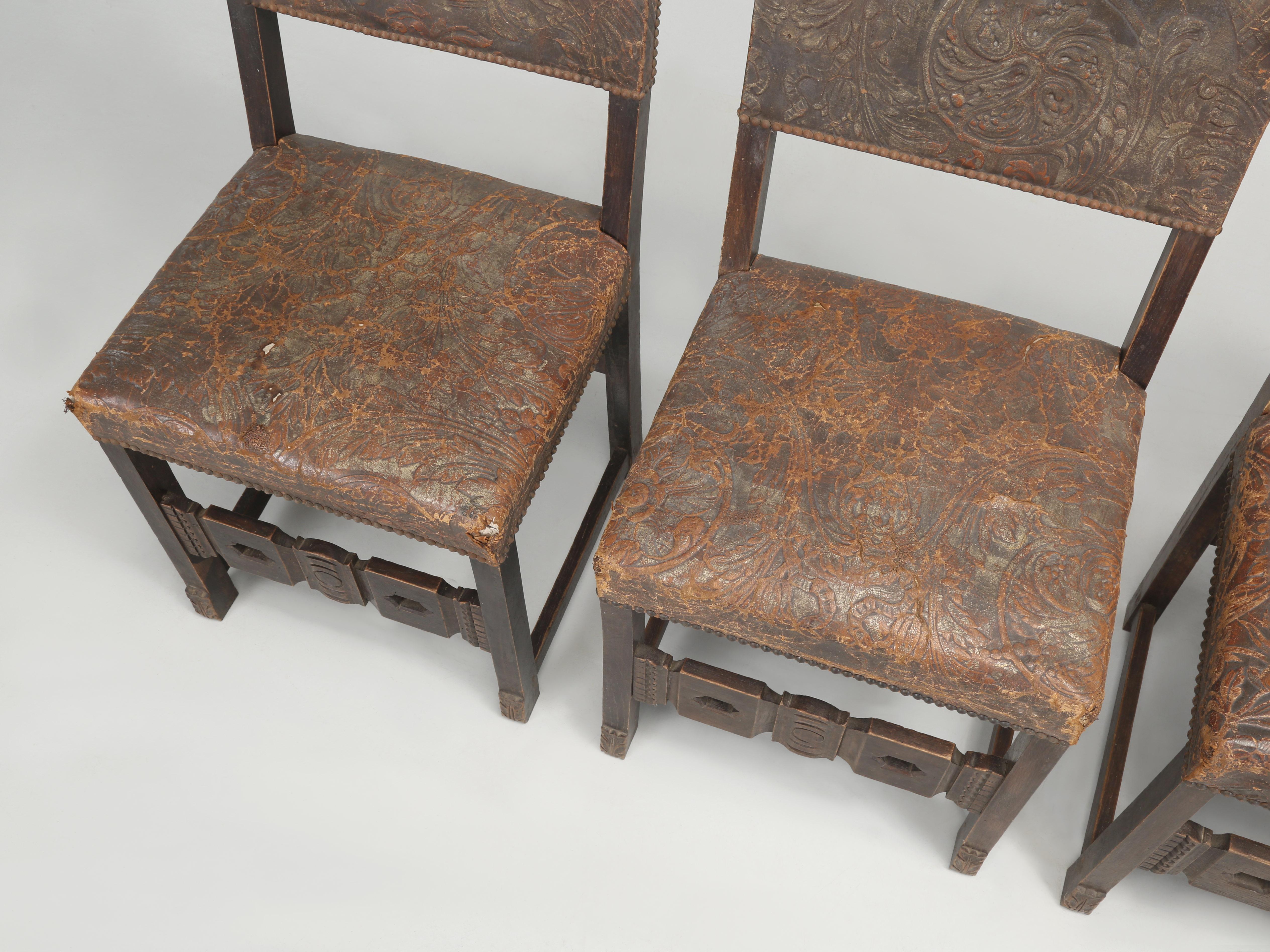 Antiker Satz (10) spanischer Esszimmerstühle aus bearbeitetem Leder, restauriert (Geschnitzt) im Angebot