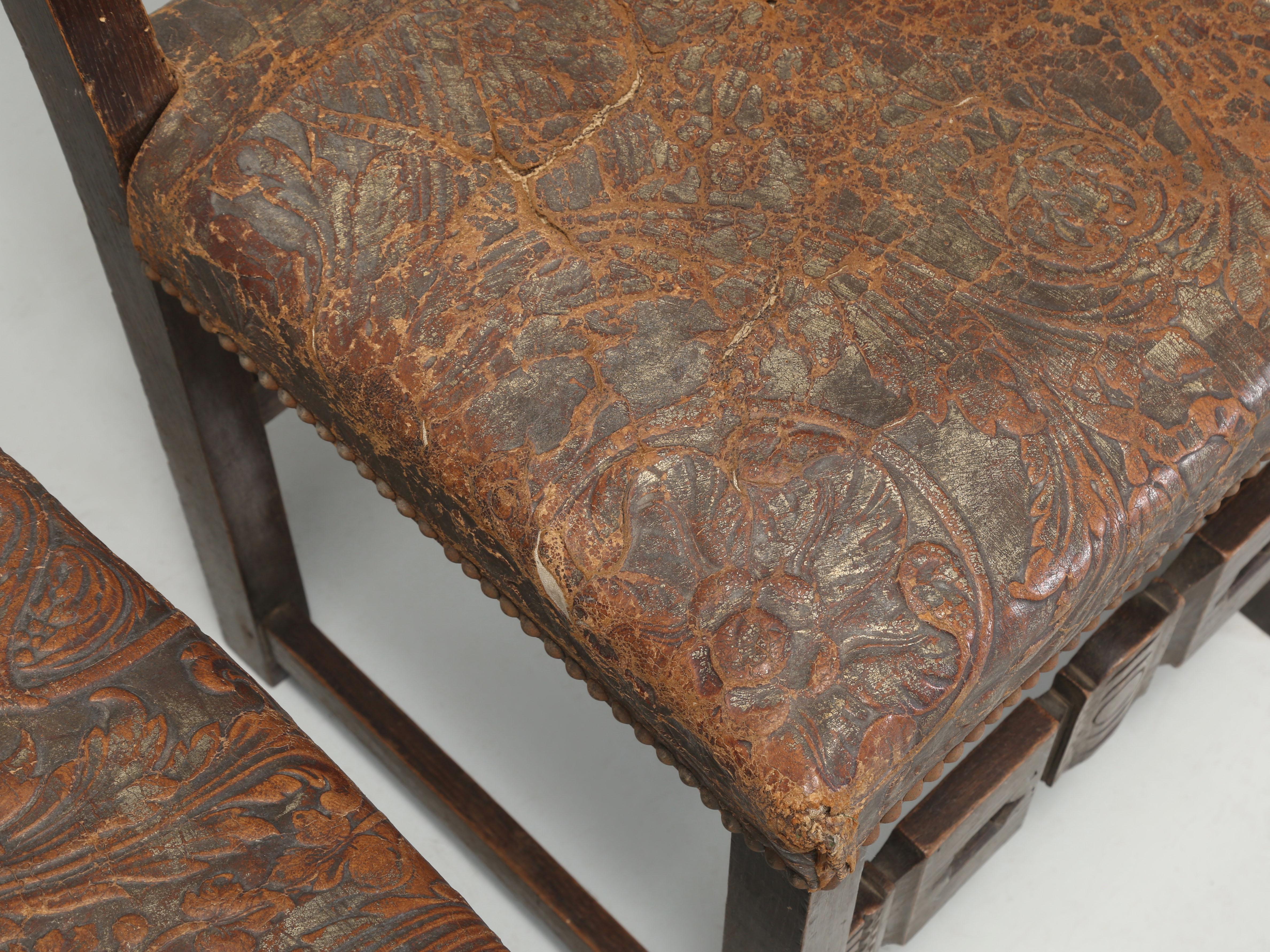 Antiker Satz (10) spanischer Esszimmerstühle aus bearbeitetem Leder, restauriert (Frühes 20. Jahrhundert) im Angebot