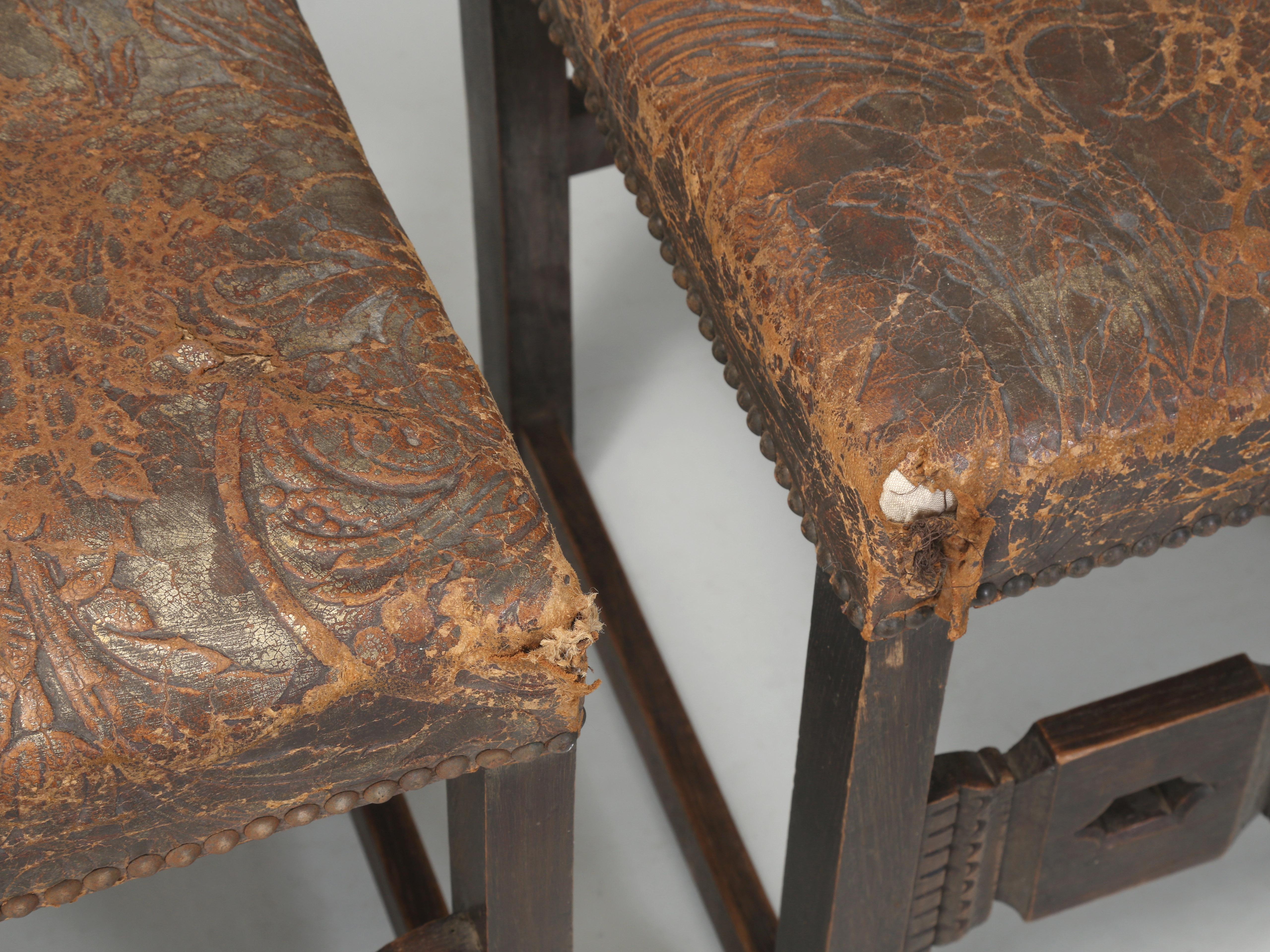 Antiker Satz (10) spanischer Esszimmerstühle aus bearbeitetem Leder, restauriert im Angebot 1