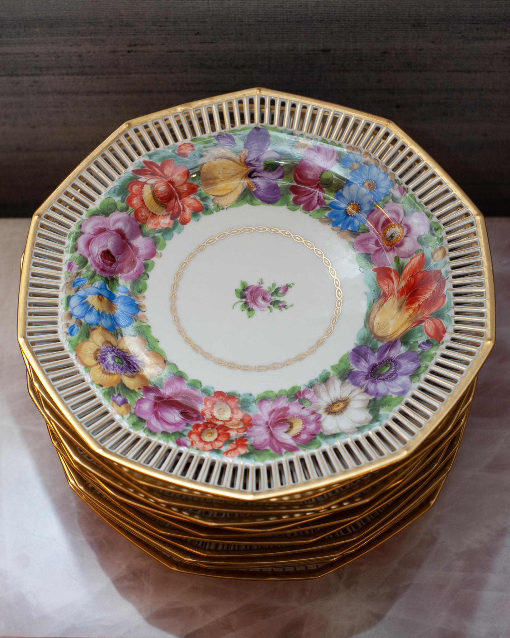 Ensemble ancien de 12 assiettes plates de Dresde avec bordure en galerie et peinture florale Bon état - En vente à Toronto, ON