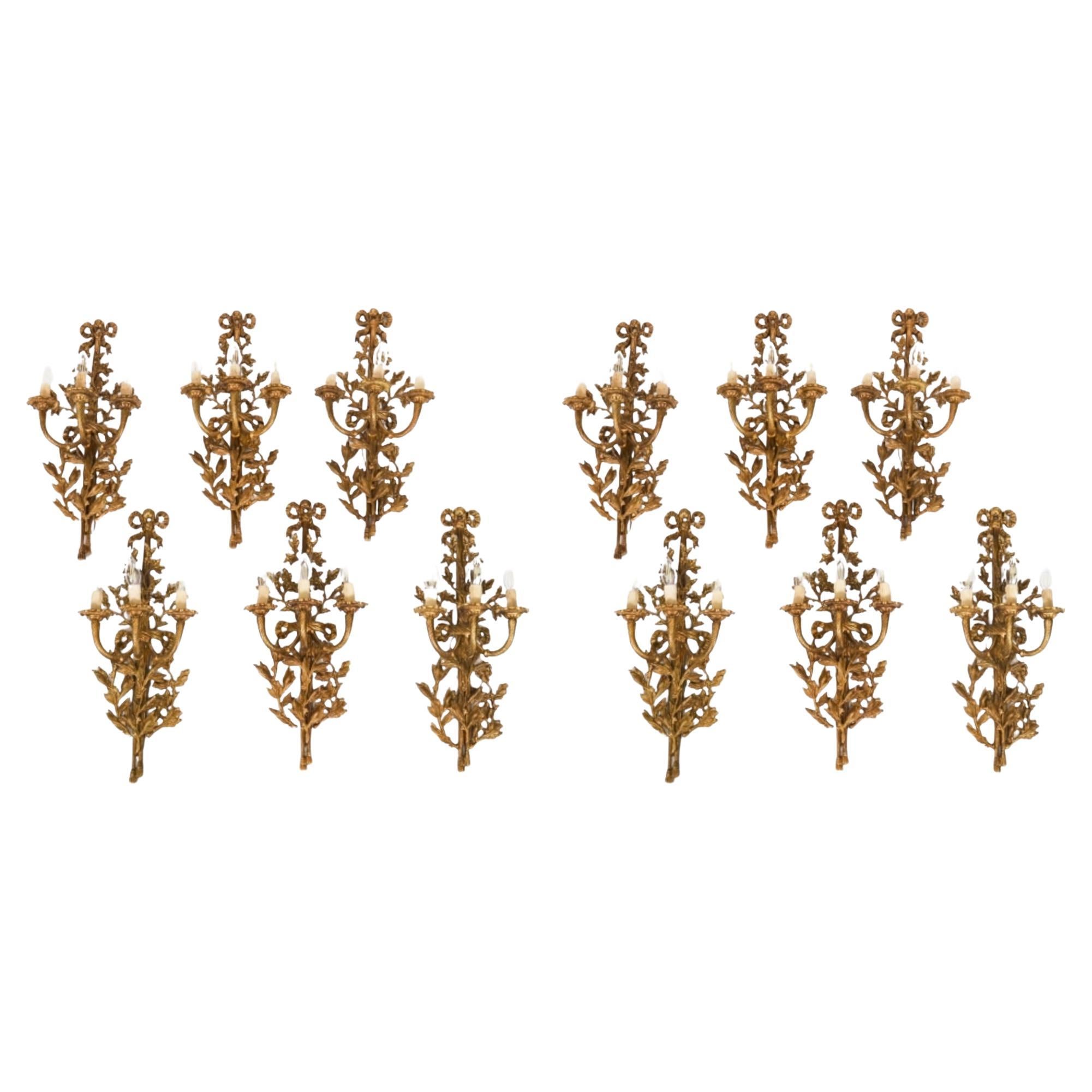 Antique set di 12 lampade da parete francesi Louis Revival a 3 rami in ormolu del XX secolo