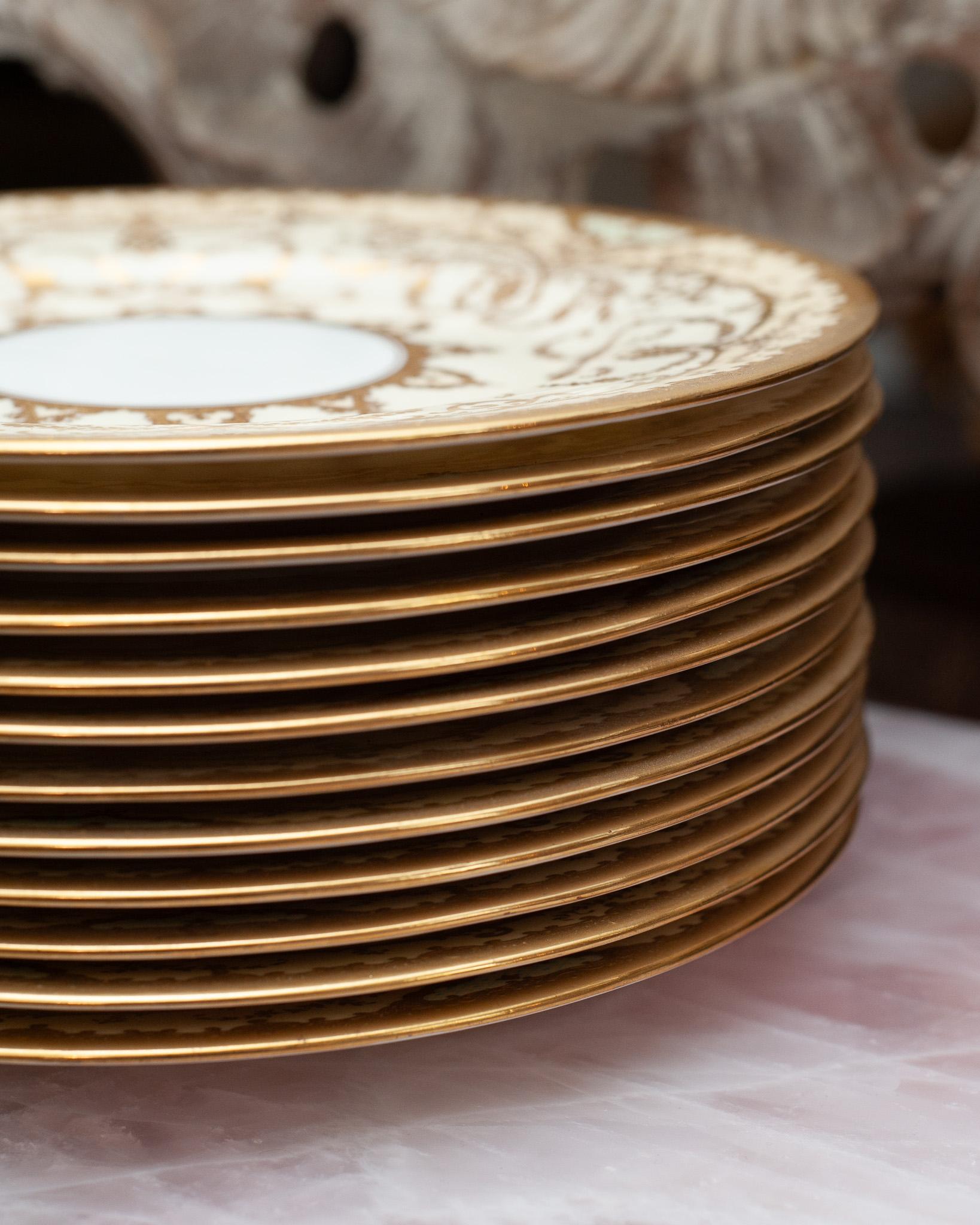 Antiguo Juego de 12 Platos de Cena Coalport Dorados y Crema en Bueno estado para la venta en Toronto, ON