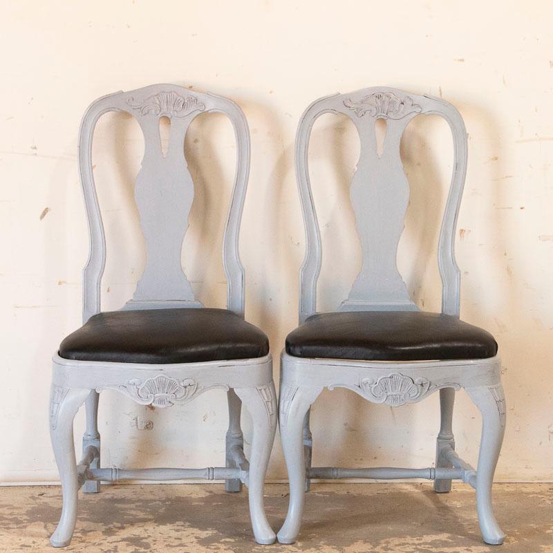 Suédois Ensemble ancien de 12 chaises de salle à manger suédoises gustaviennes peintes en gris en vente