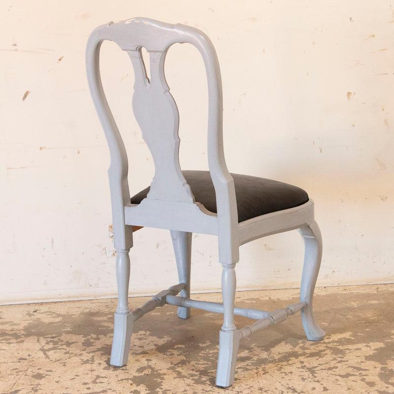 Antiker Satz von 12 schwedischen Gustavianischen grau bemalten Esszimmerstühlen im Zustand „Gut“ im Angebot in Round Top, TX