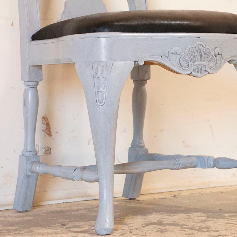 Cuir Ensemble ancien de 12 chaises de salle à manger suédoises gustaviennes peintes en gris en vente