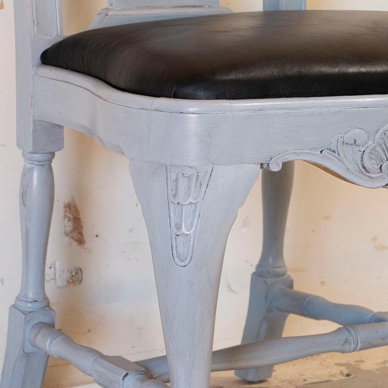 Ensemble ancien de 12 chaises de salle à manger suédoises gustaviennes peintes en gris en vente 1