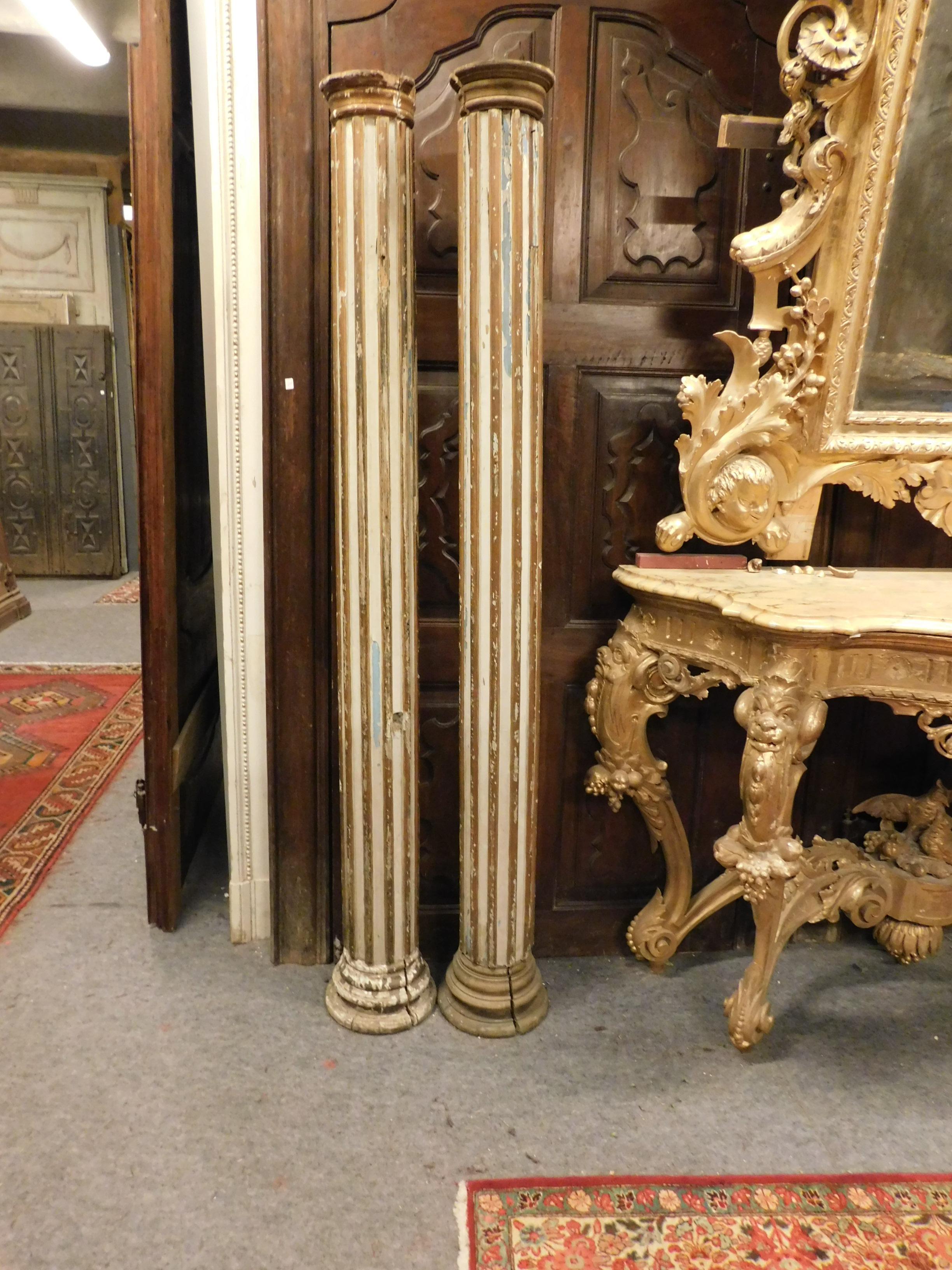 Antique Set of 2 columns in lacquered and gilded wood, light blue and white, with molure and golden capitals. They are flat on the back so they must be used on a wall or not in the center of the room.
Very old and in good condition, original patina