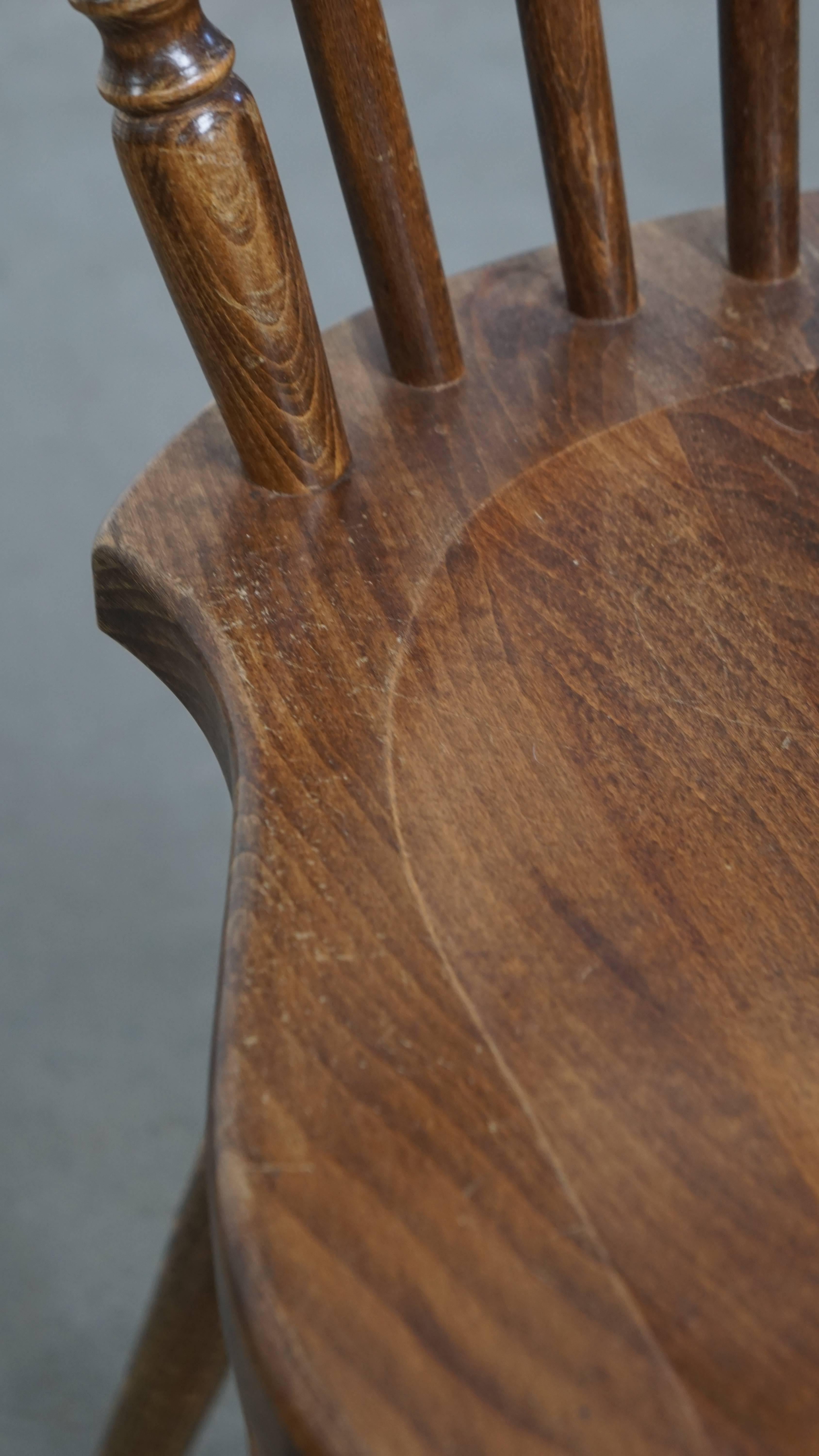 Ensemble ancien de 2 chaises à fuseau en bois en vente 3