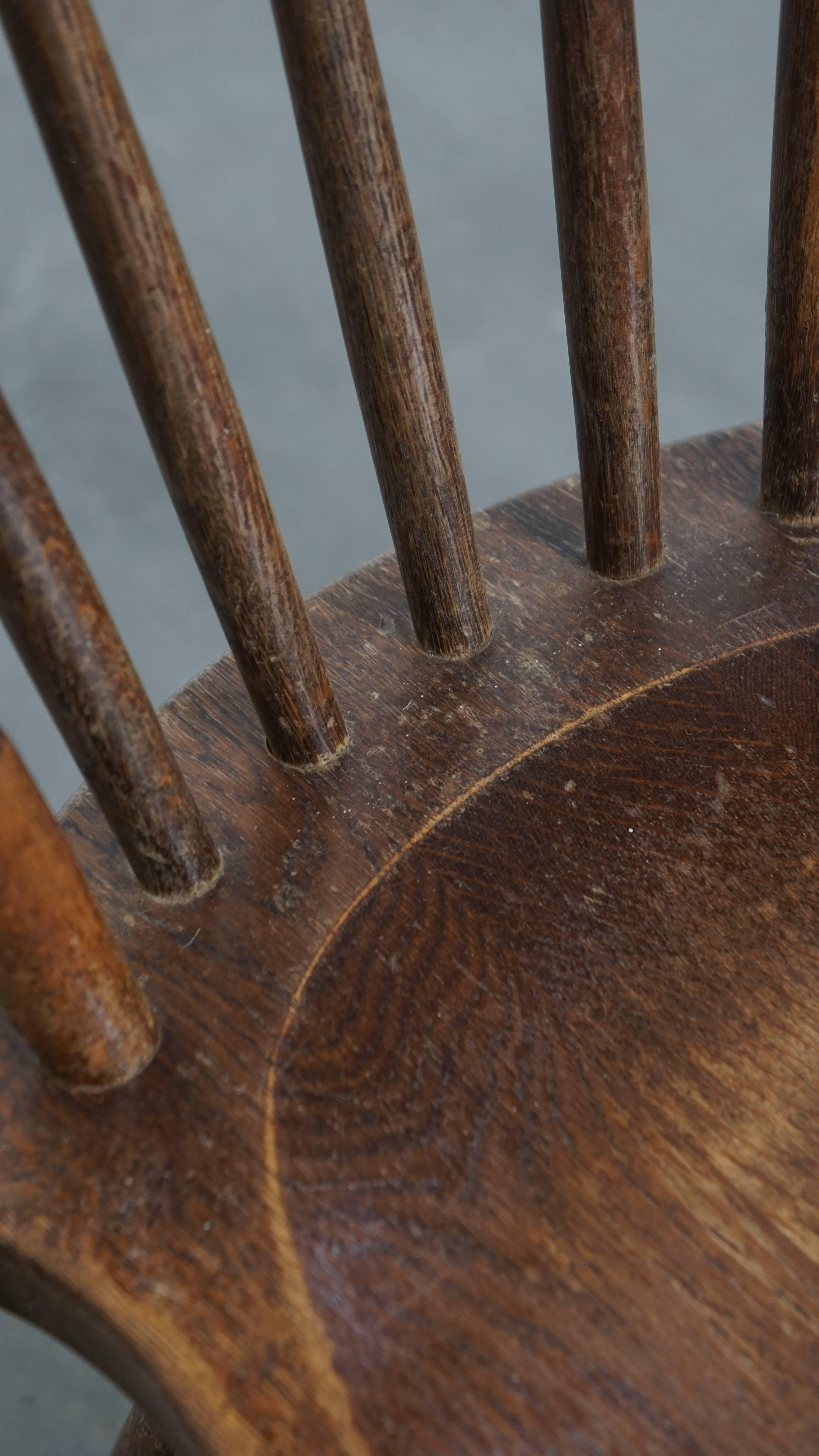 Ensemble ancien de 2 chaises à fuseau en bois en vente 4