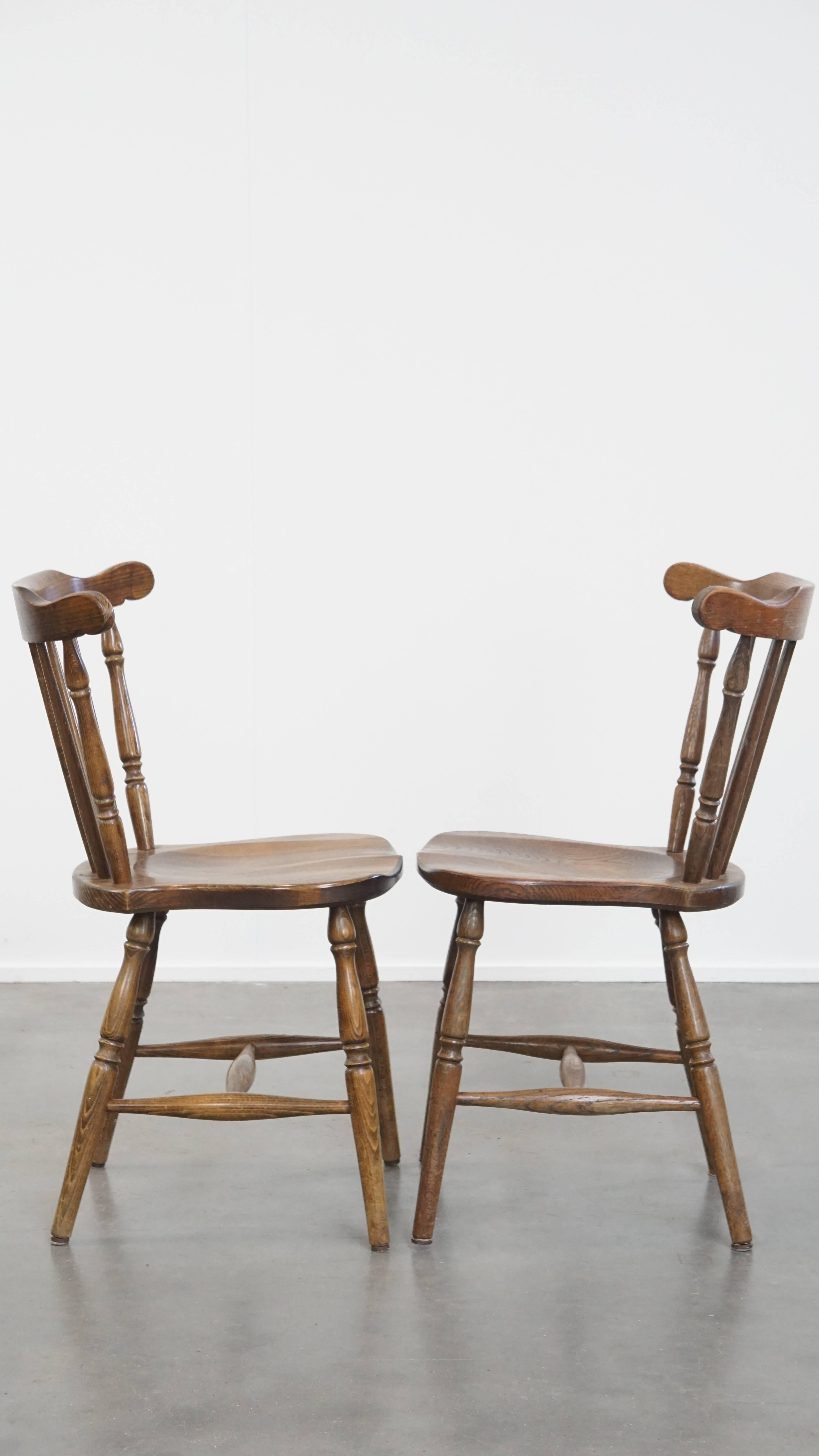 Nous vous proposons ce magnifique ensemble de 2 chaises hollandaises à fuseau en bois avec une belle patine. Ces fantastiques chaises à fuseau en bois antique sont non seulement parfaites pour une utilisation domestique, mais elles conviennent