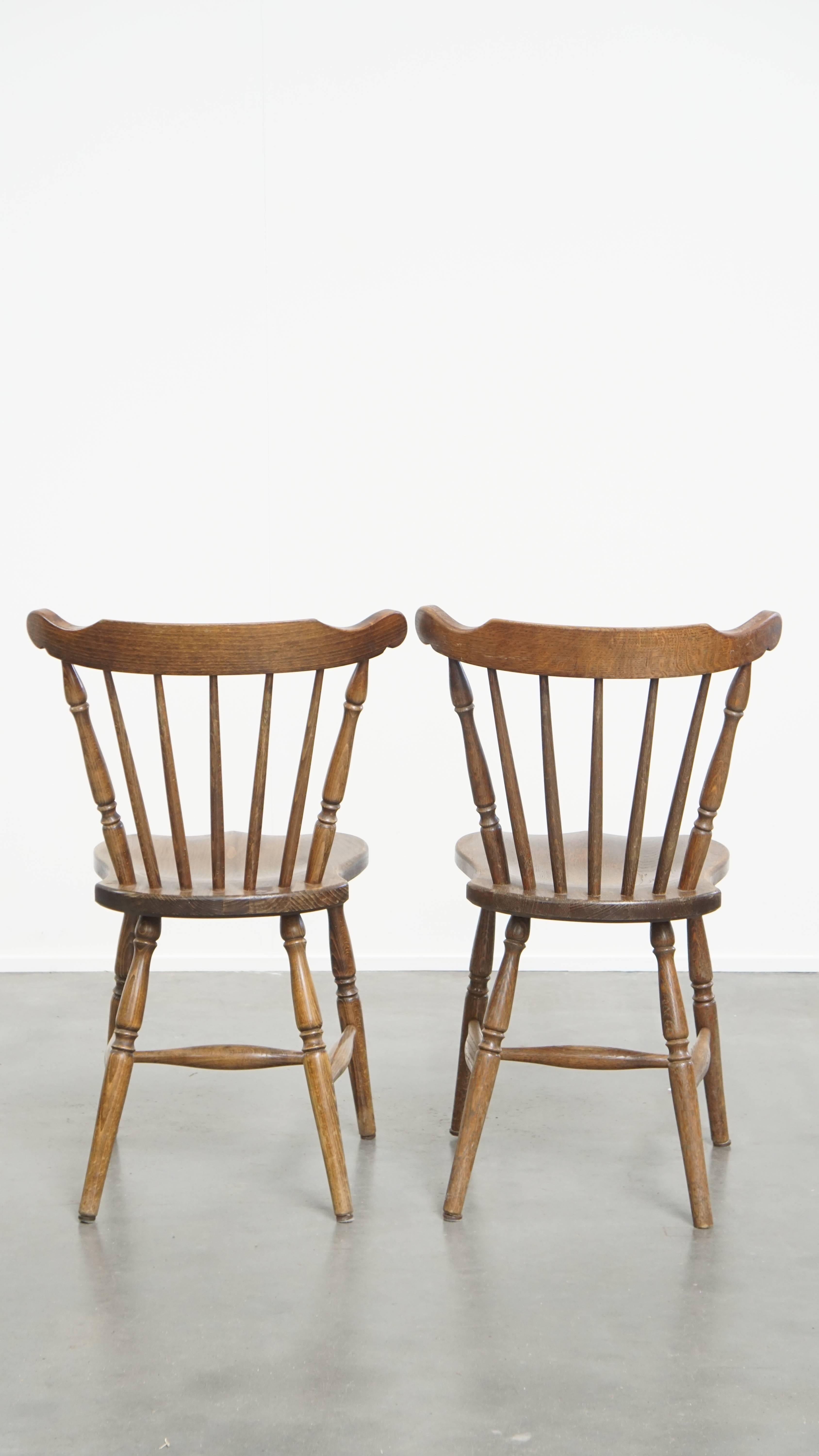 Romain classique Ensemble ancien de 2 chaises à fuseau en bois en vente