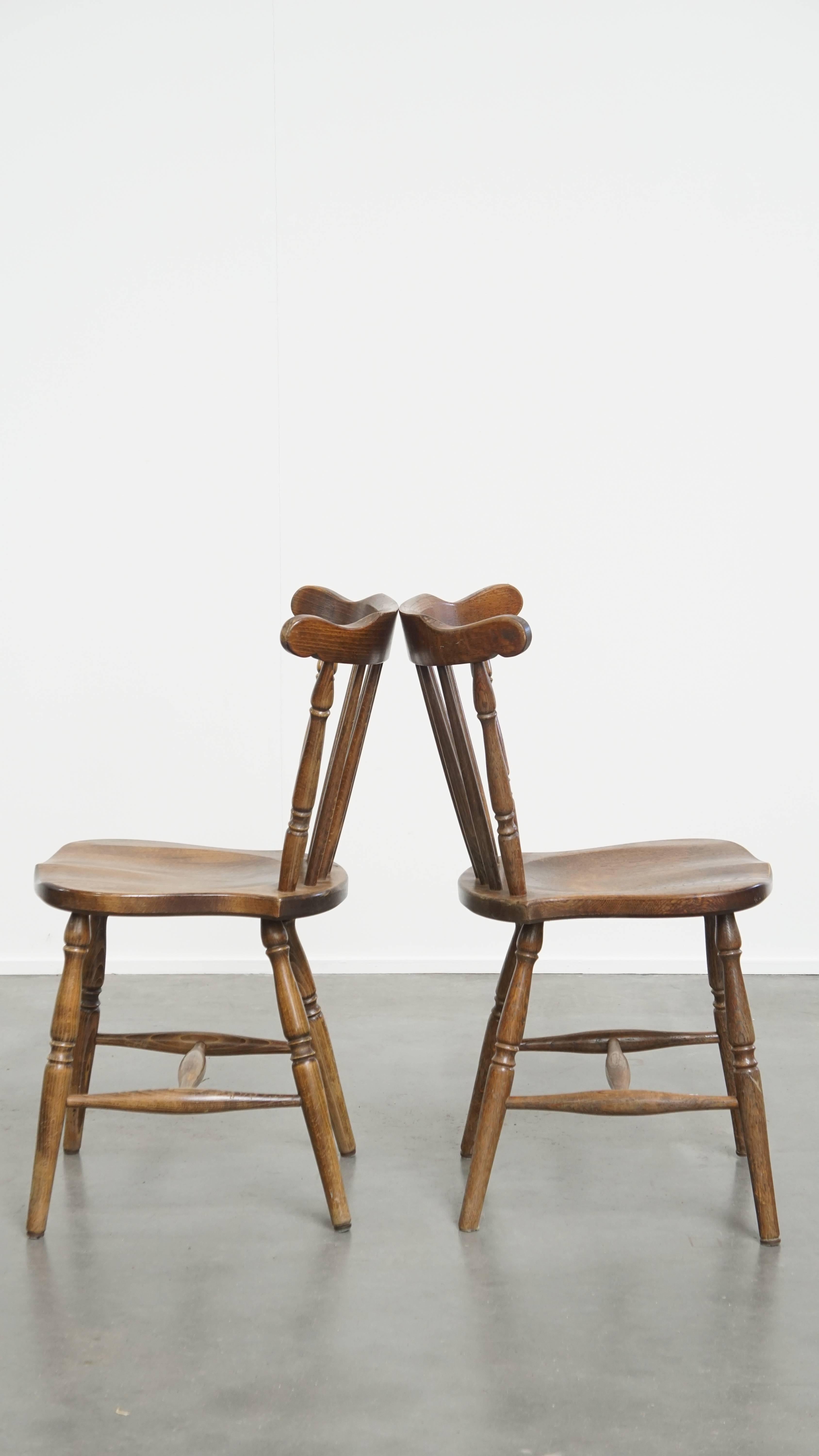 Fait main Ensemble ancien de 2 chaises à fuseau en bois en vente