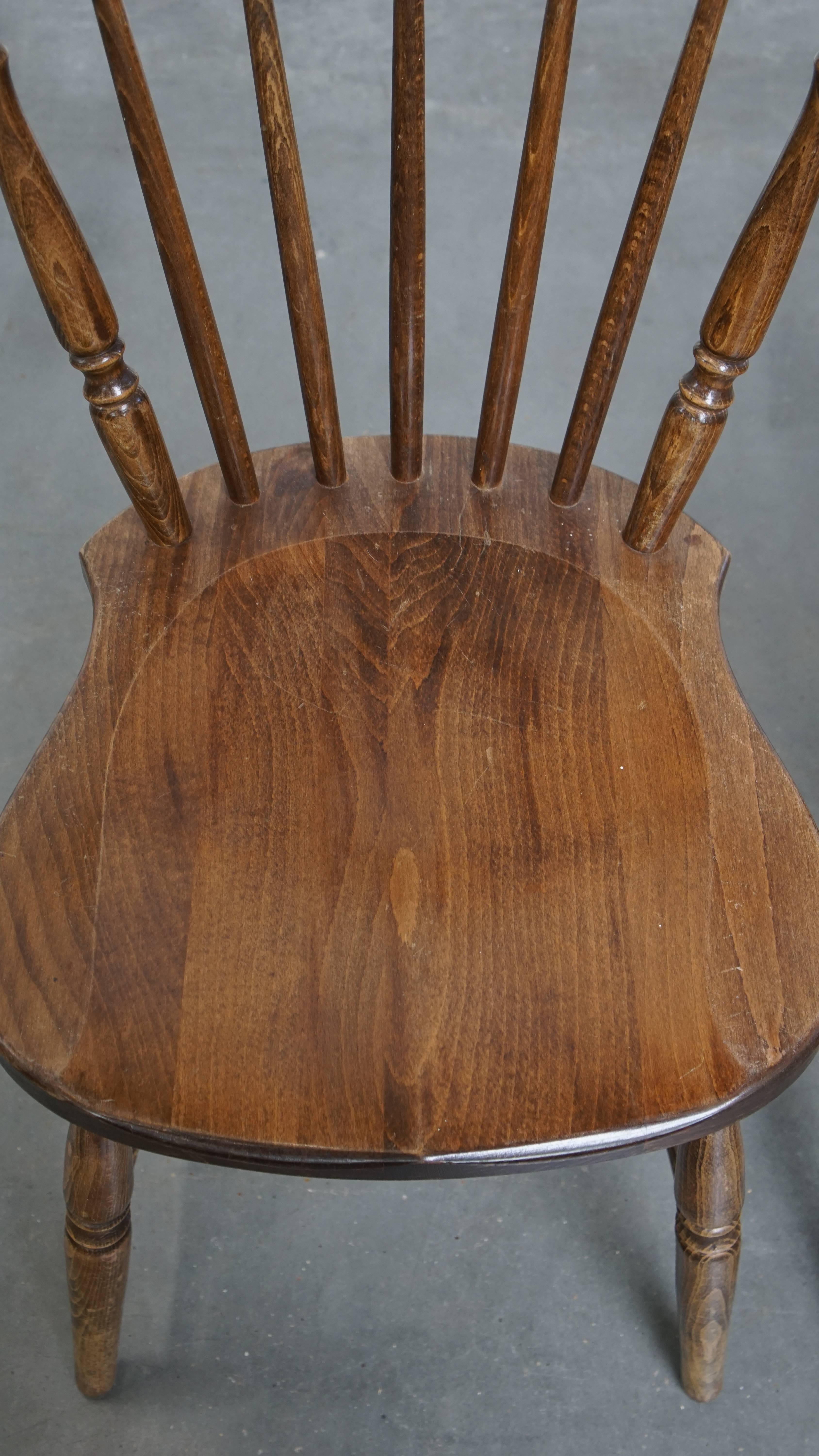 Ensemble ancien de 2 chaises à fuseau en bois État moyen - En vente à Harderwijk, NL
