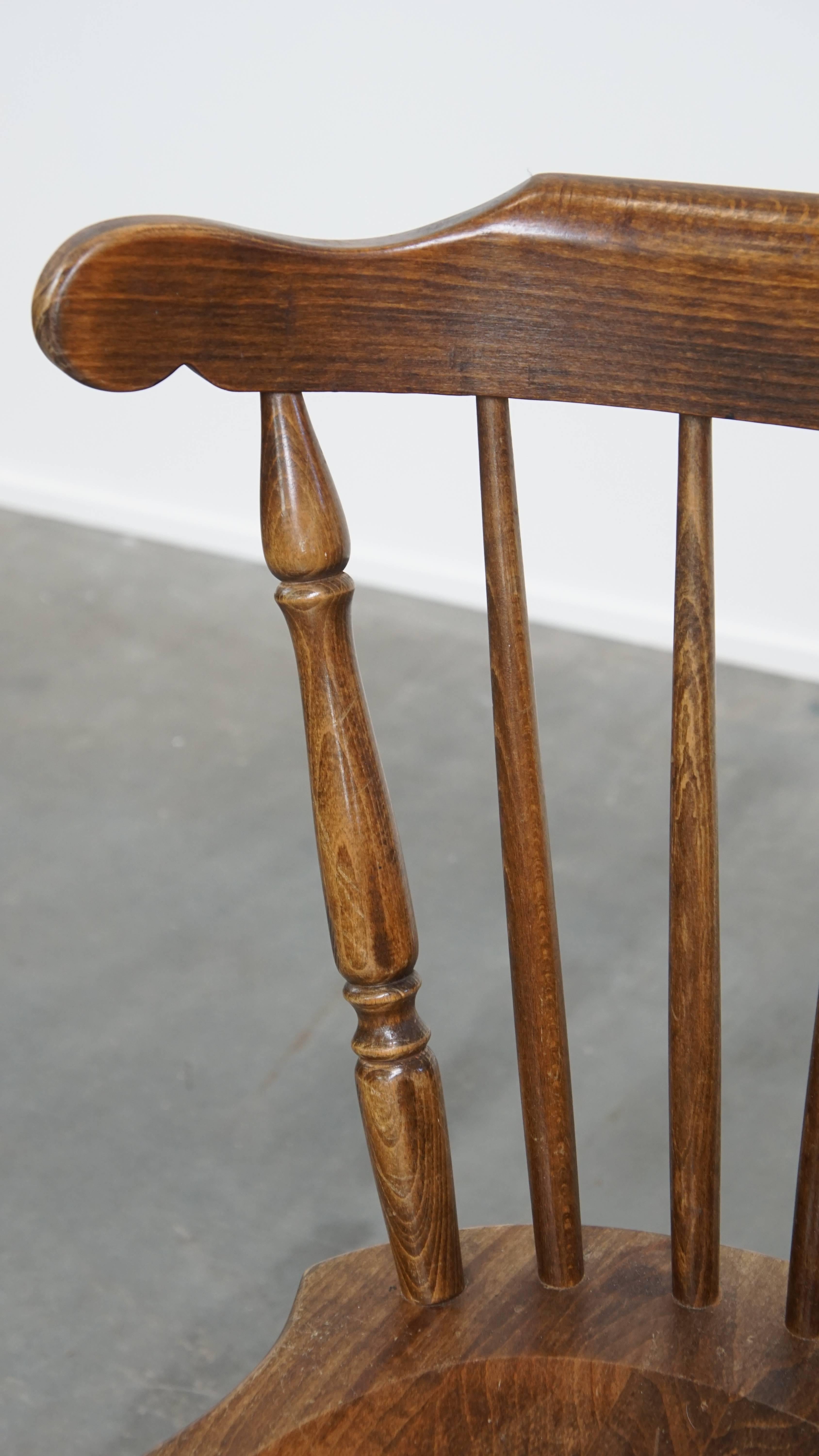 Bois Ensemble ancien de 2 chaises à fuseau en bois en vente
