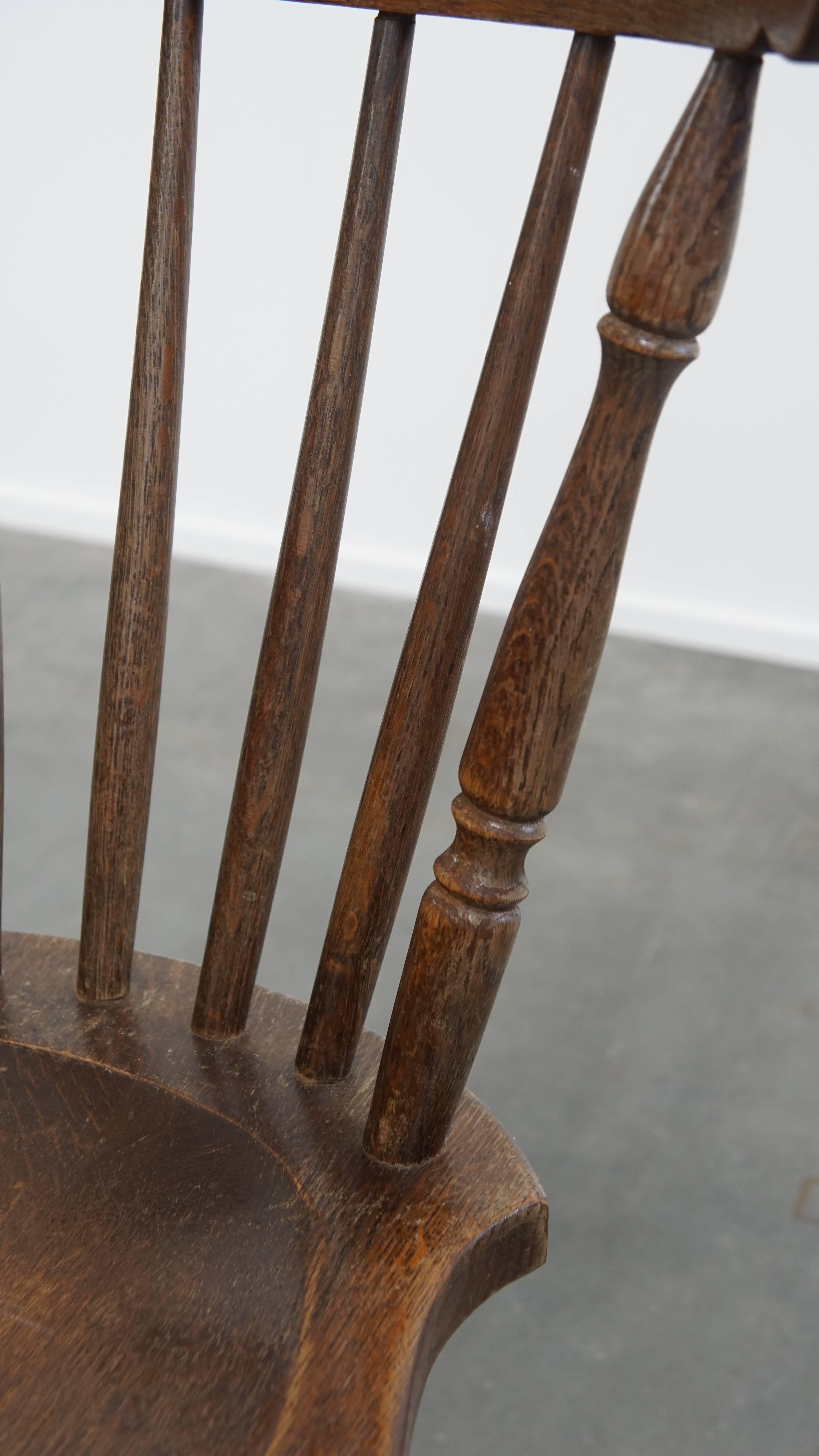 Ensemble ancien de 2 chaises à fuseau en bois en vente 1