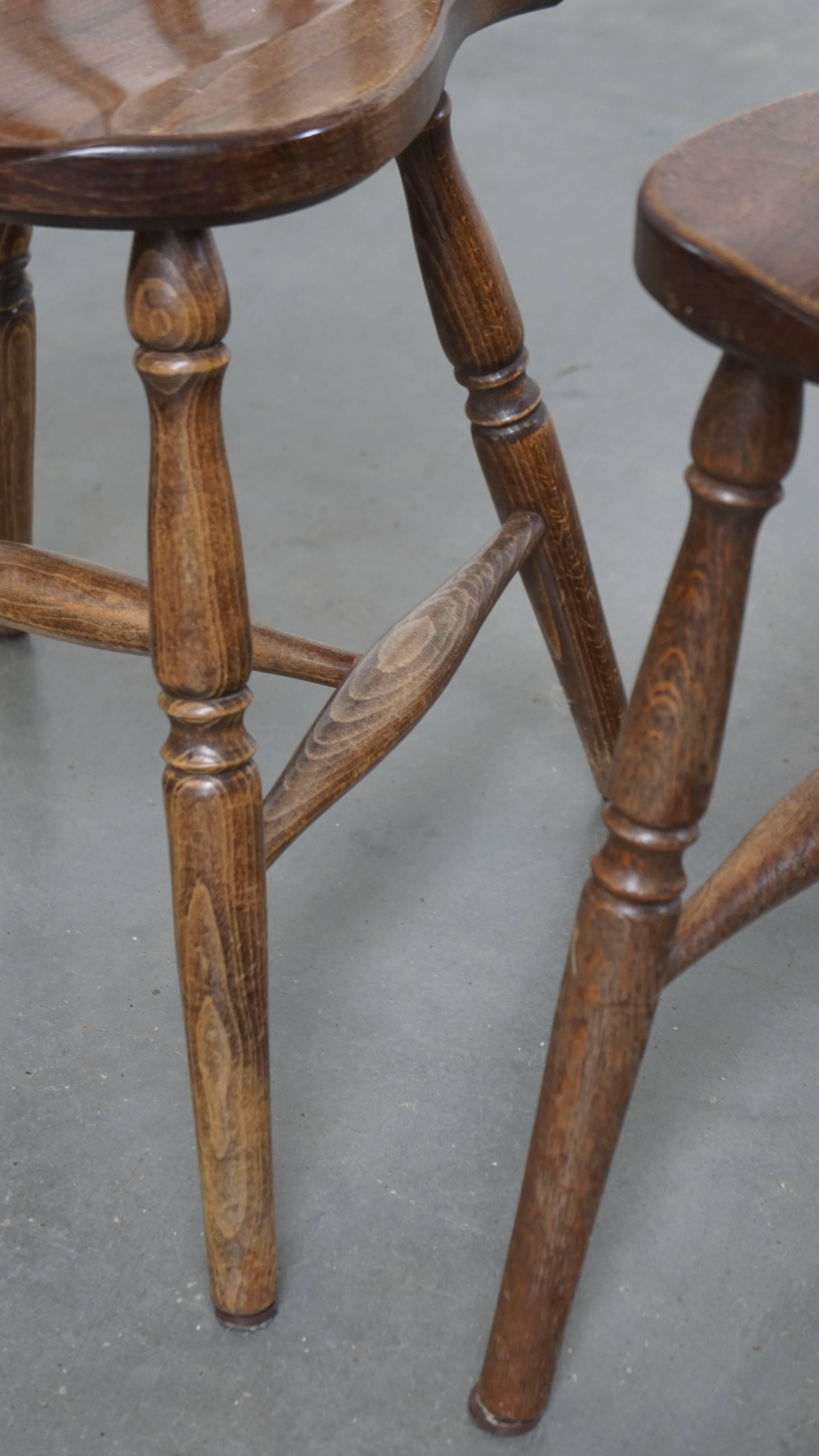 Ensemble ancien de 2 chaises à fuseau en bois en vente 2