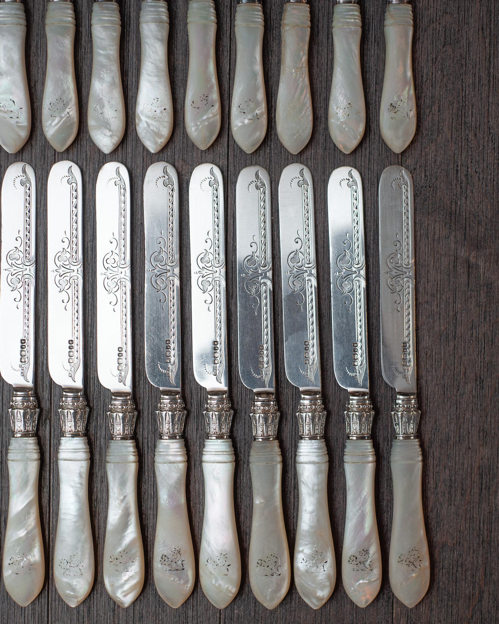 XX secolo Antico set di 24 forchette e coltelli da dessert in argento sterling Sheffield in vendita