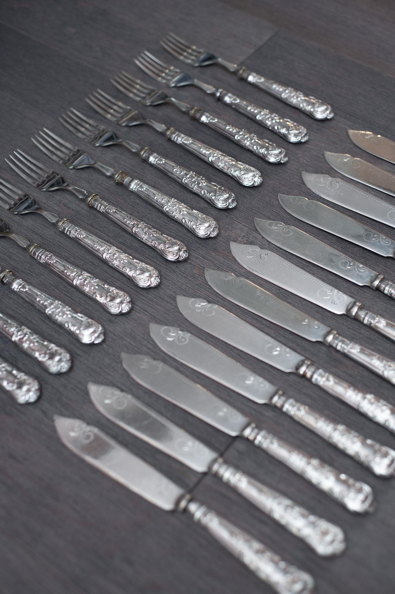 Juego antiguo de 24 tenedores y cuchillos de plata de ley de Sheffield siglo XX en venta