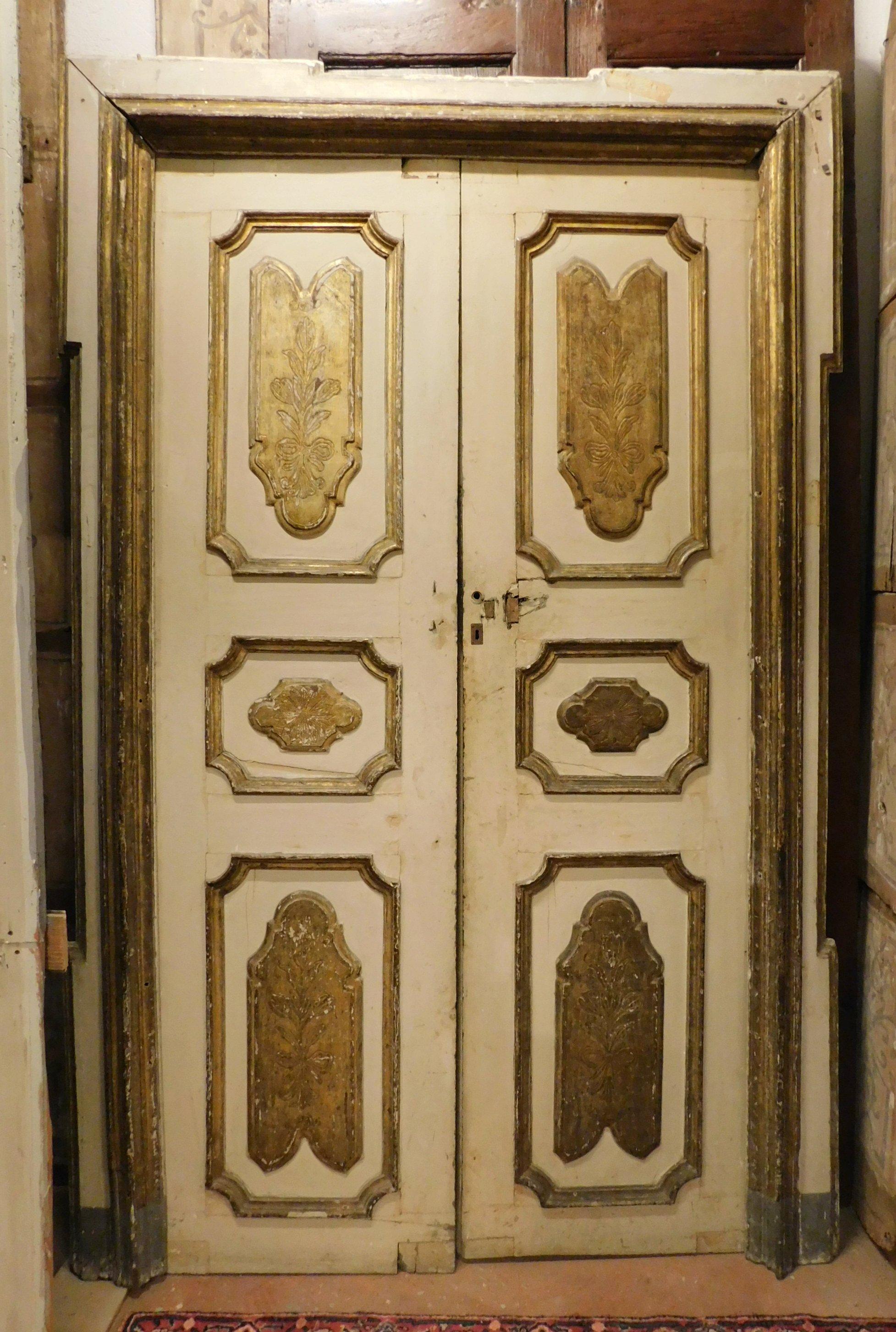 Antique set of 3 interior doors, double-wing, ivory lacquered and gilded with engravings, complete with beautiful and important original frame, in good state of conservation, beautiful even on the back in one color, with original irons, to be