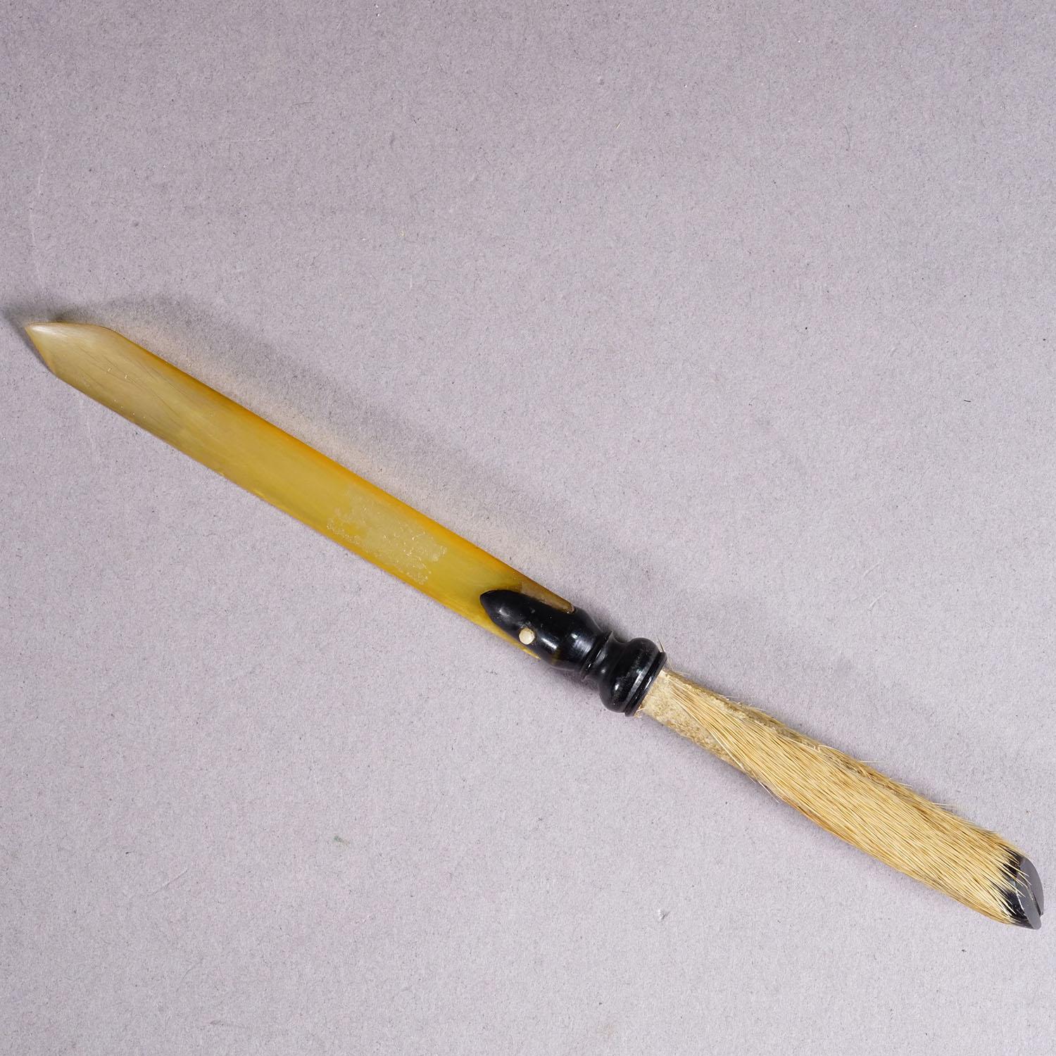 Antiker Satz von 3 Brieföffnern ca. 1900

Set aus 3 Brieföffnern - geschnitzter Holzgriff, gebogener Griff aus Gamshorn und gelbe Hornklinge mit weißem Fellgriff. Dieses dekorative und funktionelle Schreibtischset mit drei Brieföffnern zeichnet sich