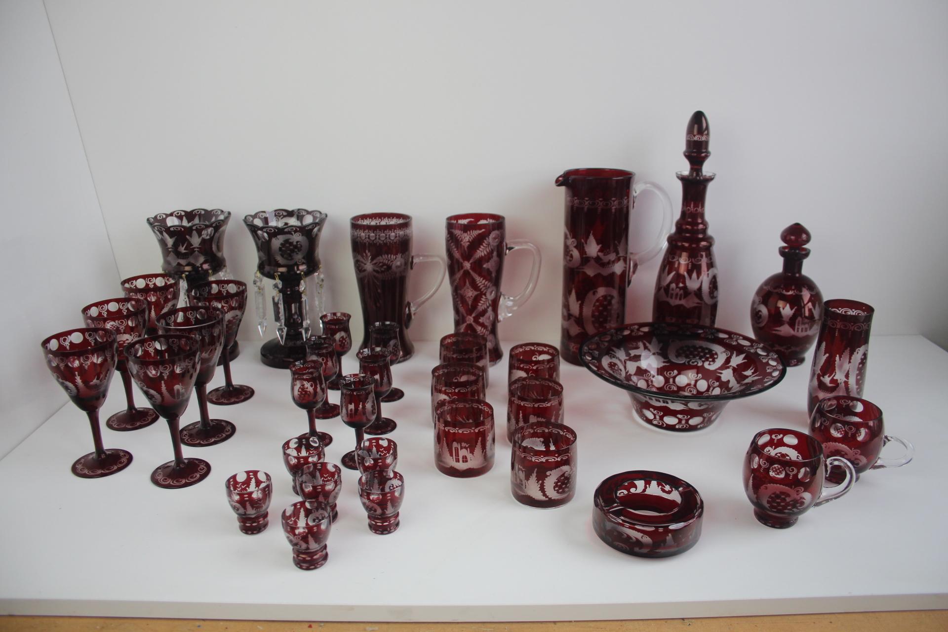 Ensemble antique de 36 pièces en verre rouge rubis taillé Artistics, Egermann, années 1950. en vente 3