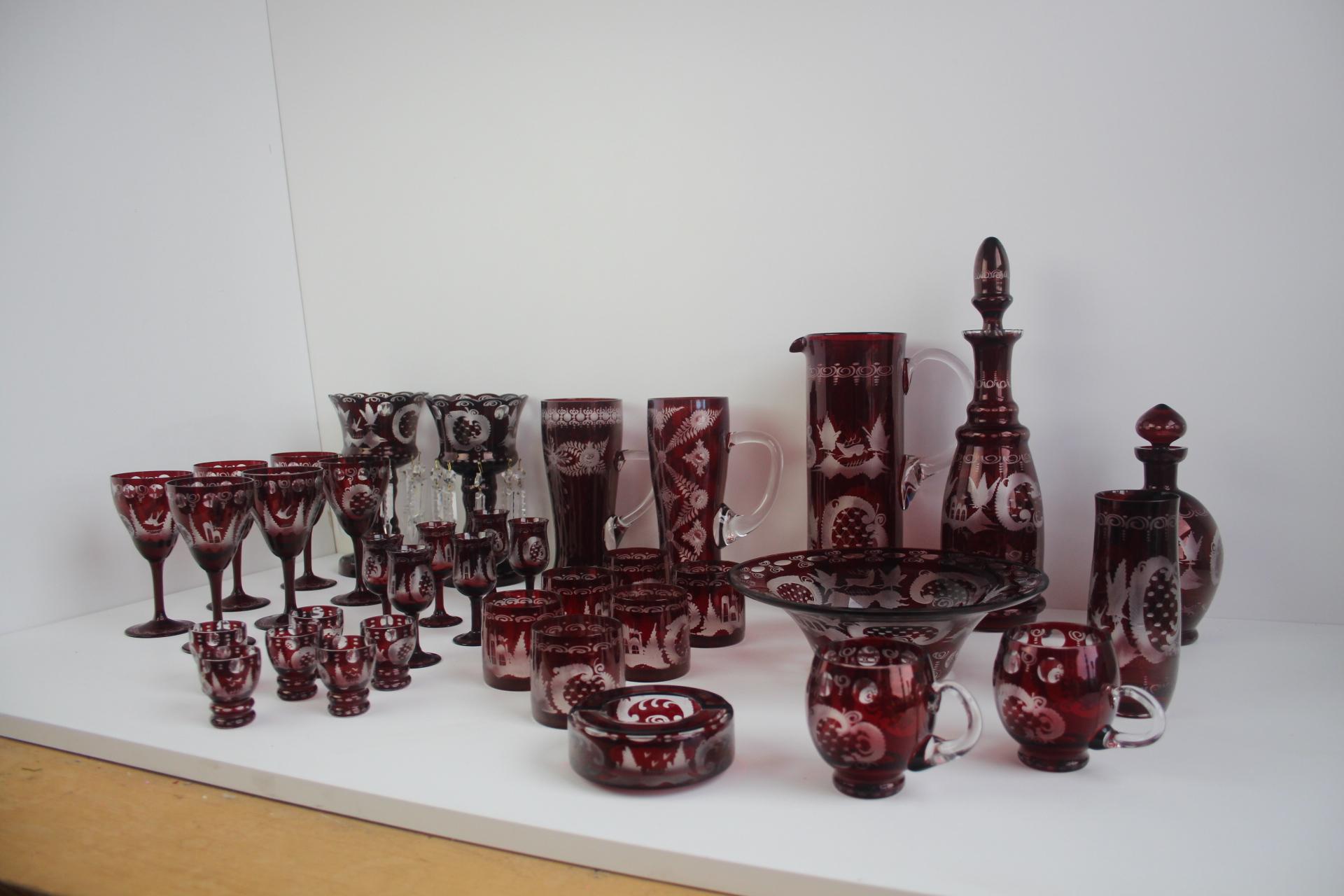 Ensemble antique de 36 pièces en verre rouge rubis taillé Artistics, Egermann, années 1950. en vente 4
