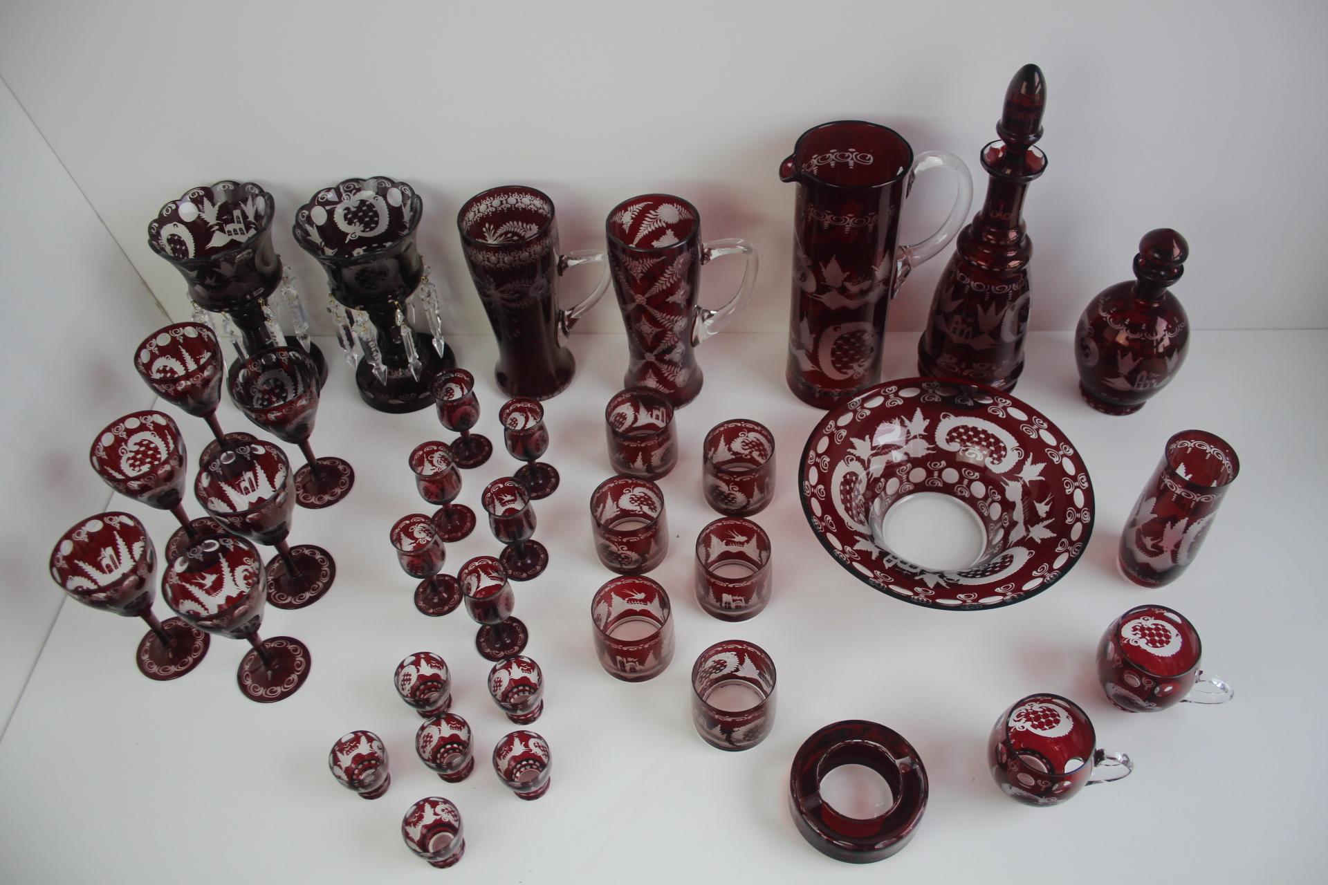 Ensemble antique de 36 pièces en verre rouge rubis taillé Artistics, Egermann, années 1950. en vente 5