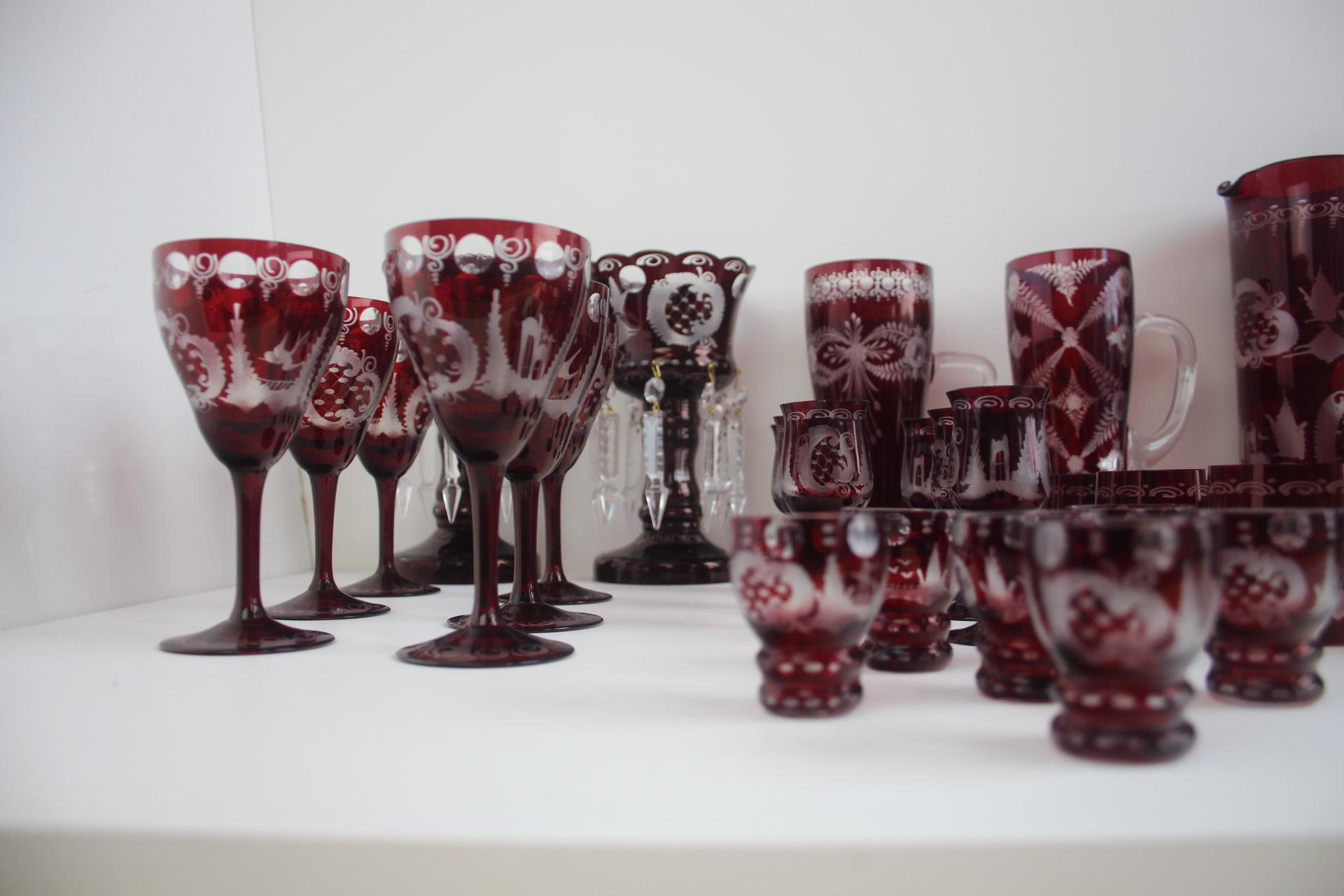 Mid-Century Modern Ensemble antique de 36 pièces en verre rouge rubis taillé Artistics, Egermann, années 1950. en vente