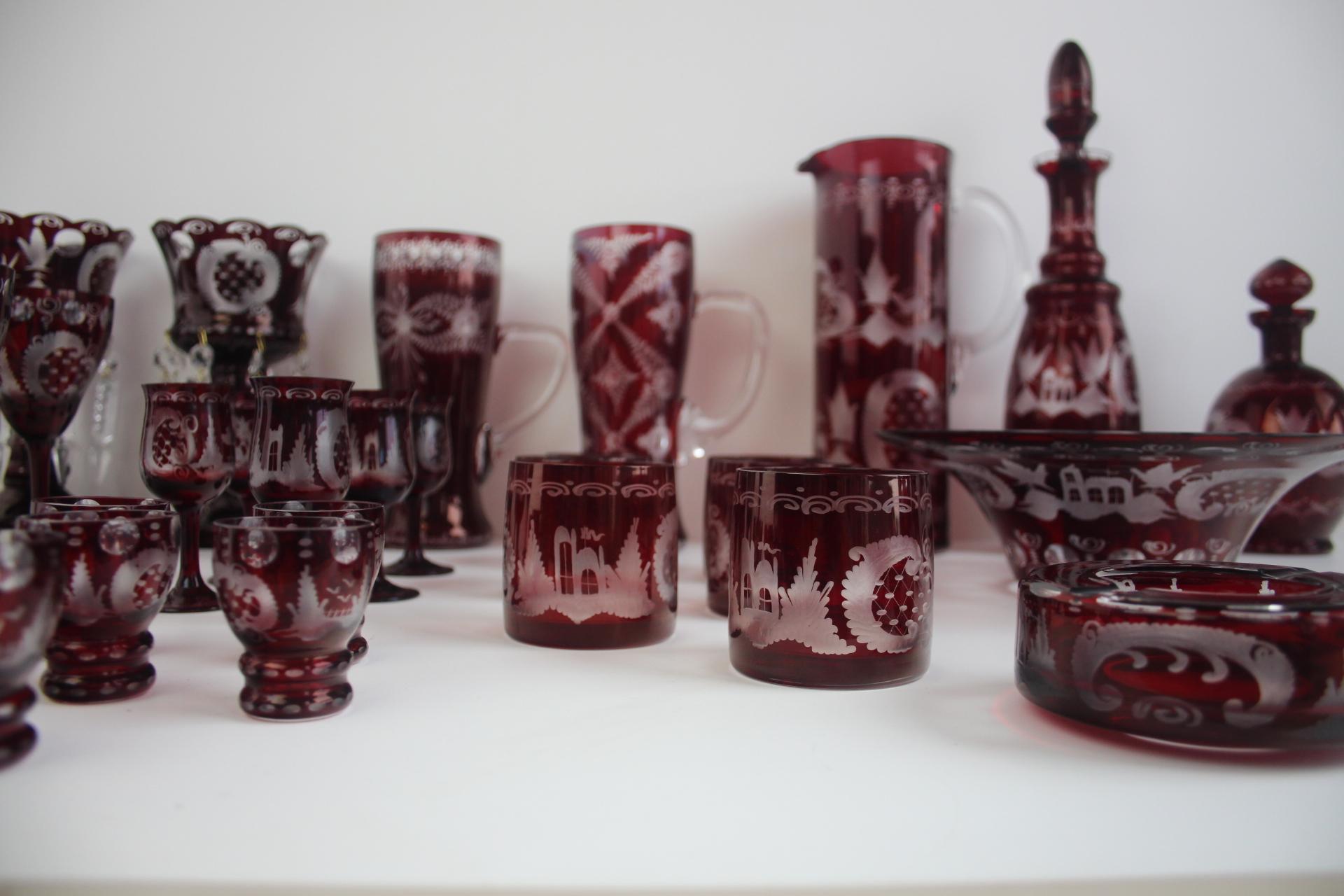 Tchèque Ensemble antique de 36 pièces en verre rouge rubis taillé Artistics, Egermann, années 1950. en vente