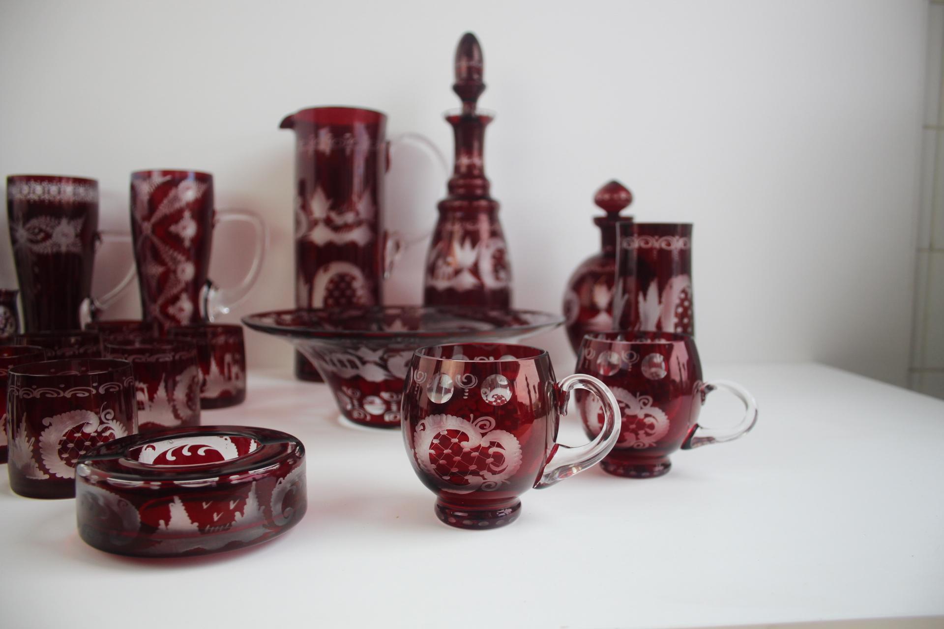 Ensemble antique de 36 pièces en verre rouge rubis taillé Artistics, Egermann, années 1950. Bon état - En vente à Praha, CZ